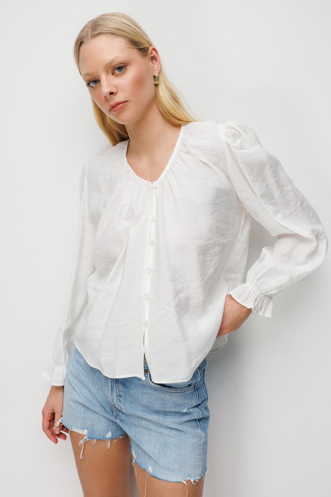 MIXRAY Textured Button-Up Crew Neck Blouse 1