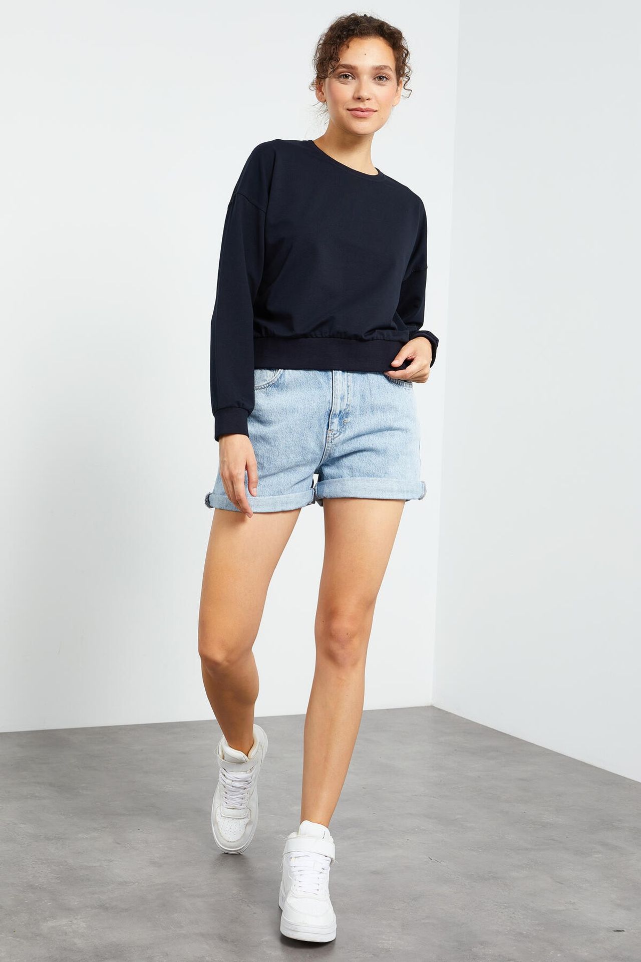 TOMMY Women's Relaxed Crew Neck Sweatshirt 2