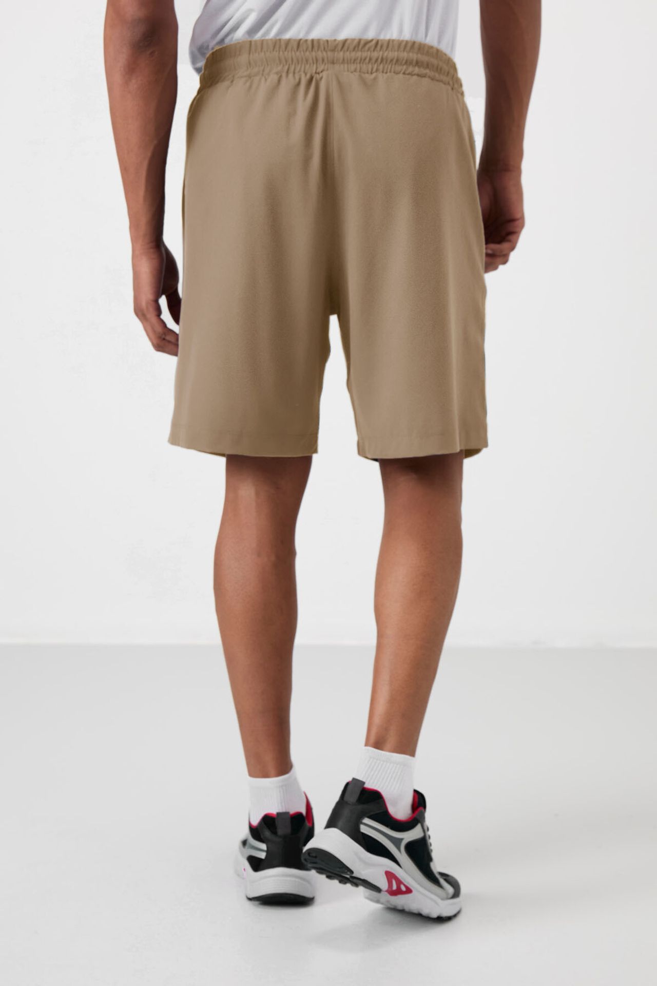 TOMMY Men's Short Woven Pull-on Shorts 6