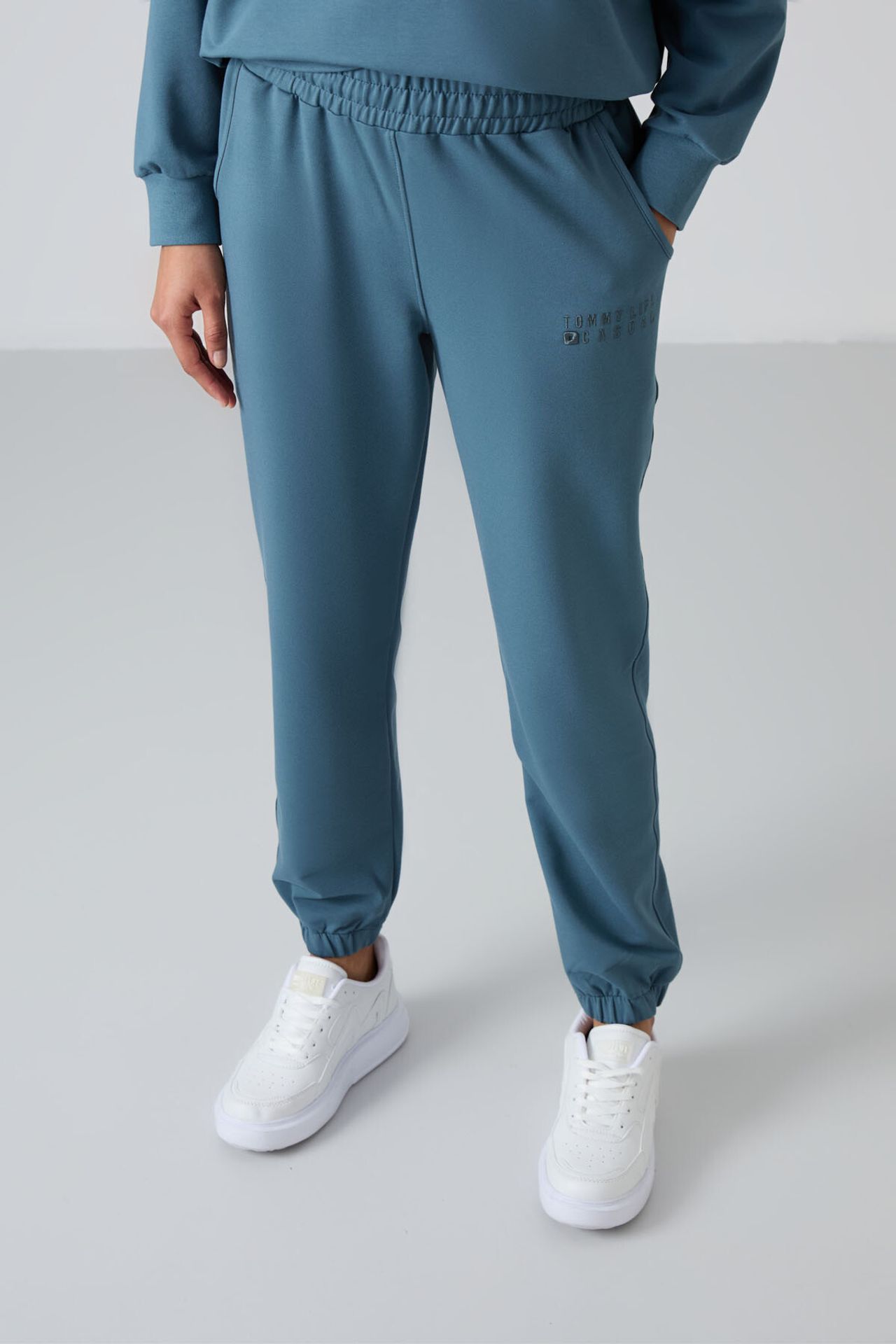 TOMMY Oversized Crew Neck Sweatshirt and Pants Set 6