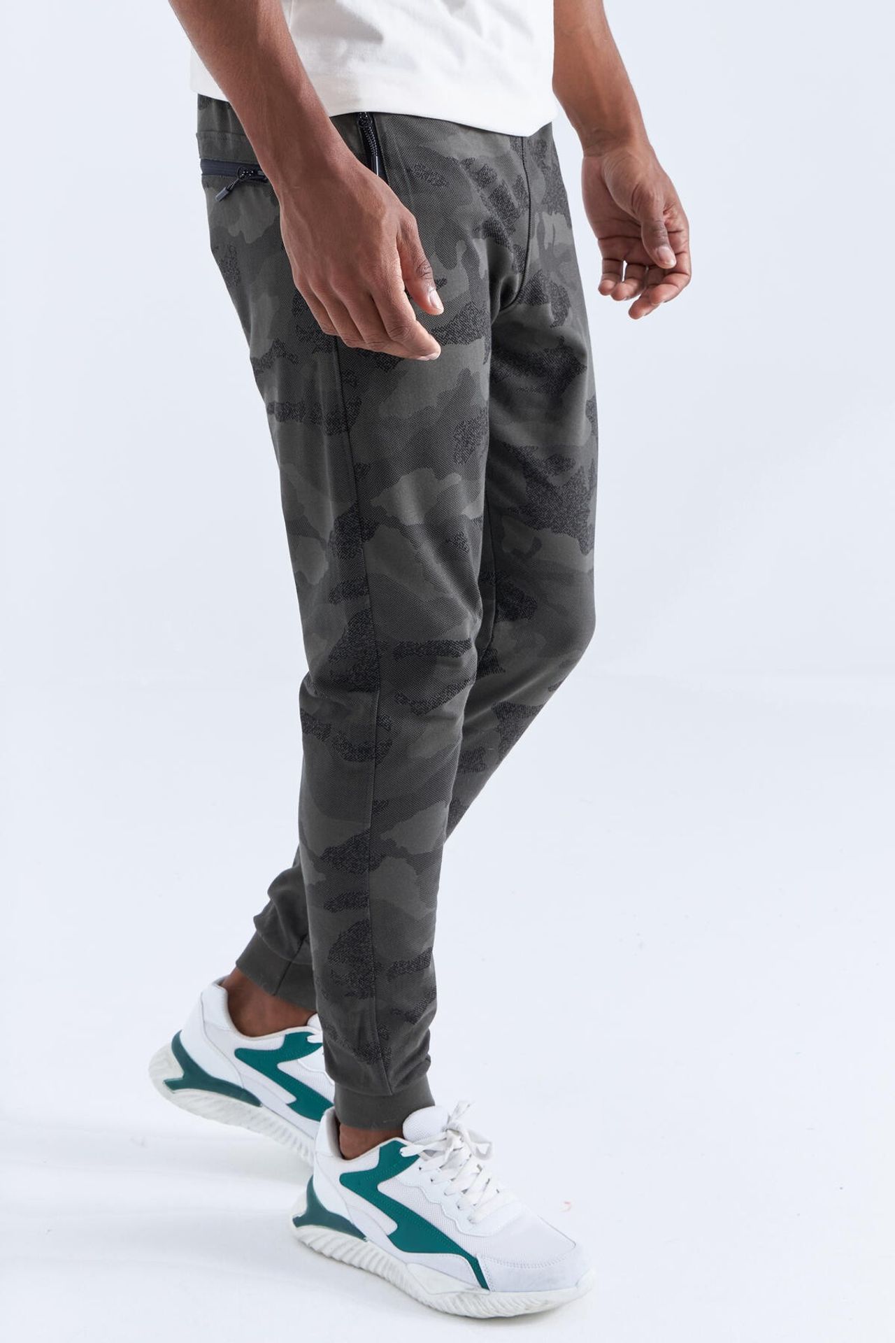 TOMMY Men's Camouflage Slim Fit Sweatpants 6