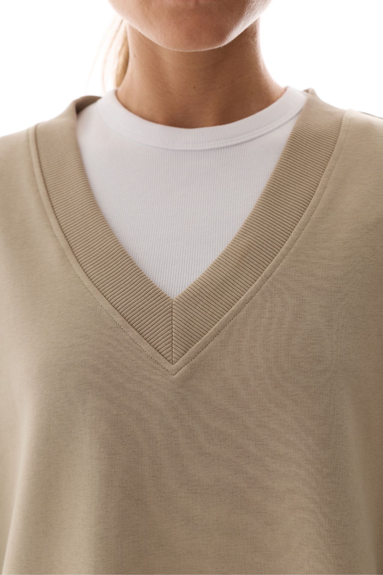 PENTI Wide V-Neck Sweatshirt 4