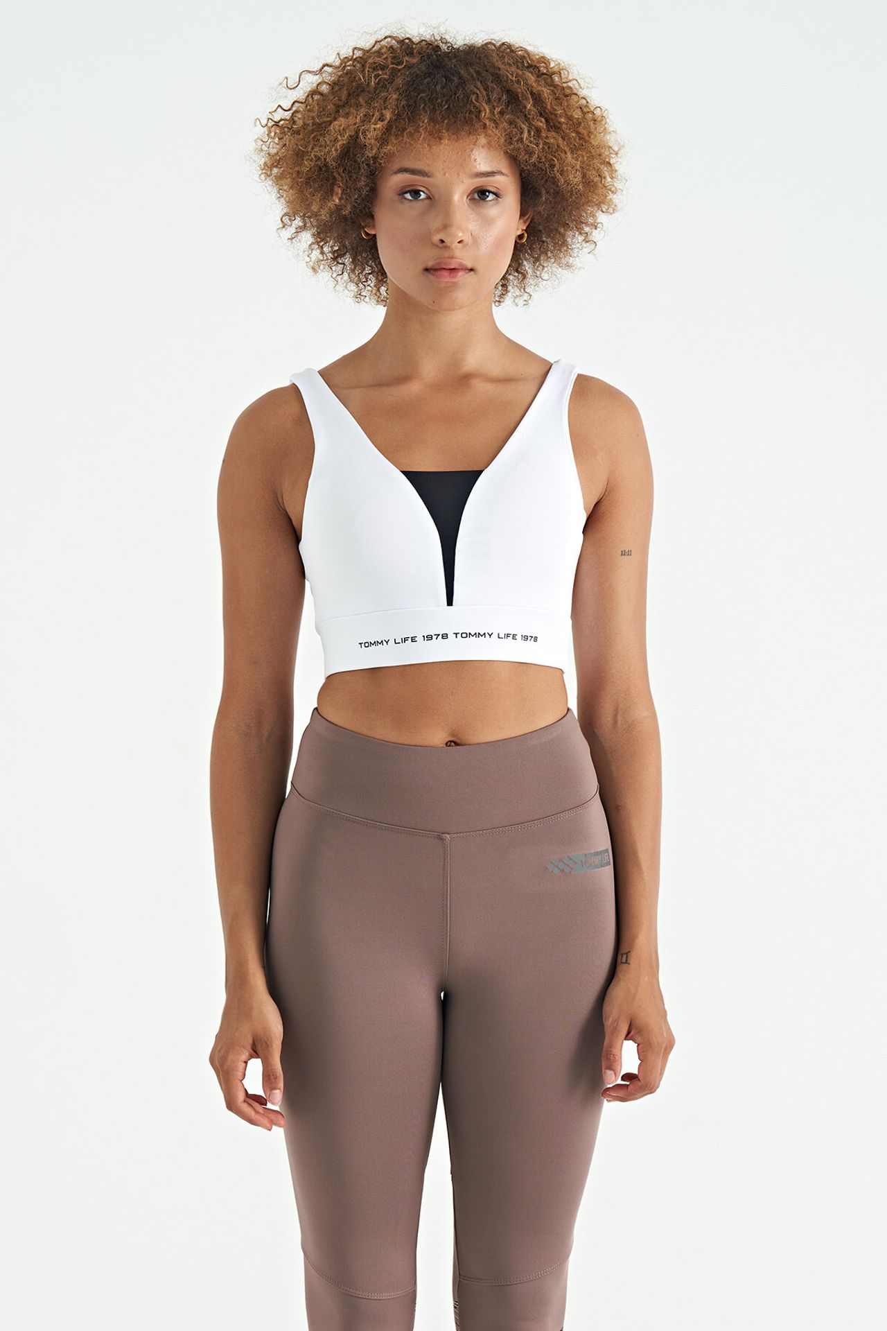 TOMMY Women's Color-Blocked Sleeveless Crop Sports Top 1