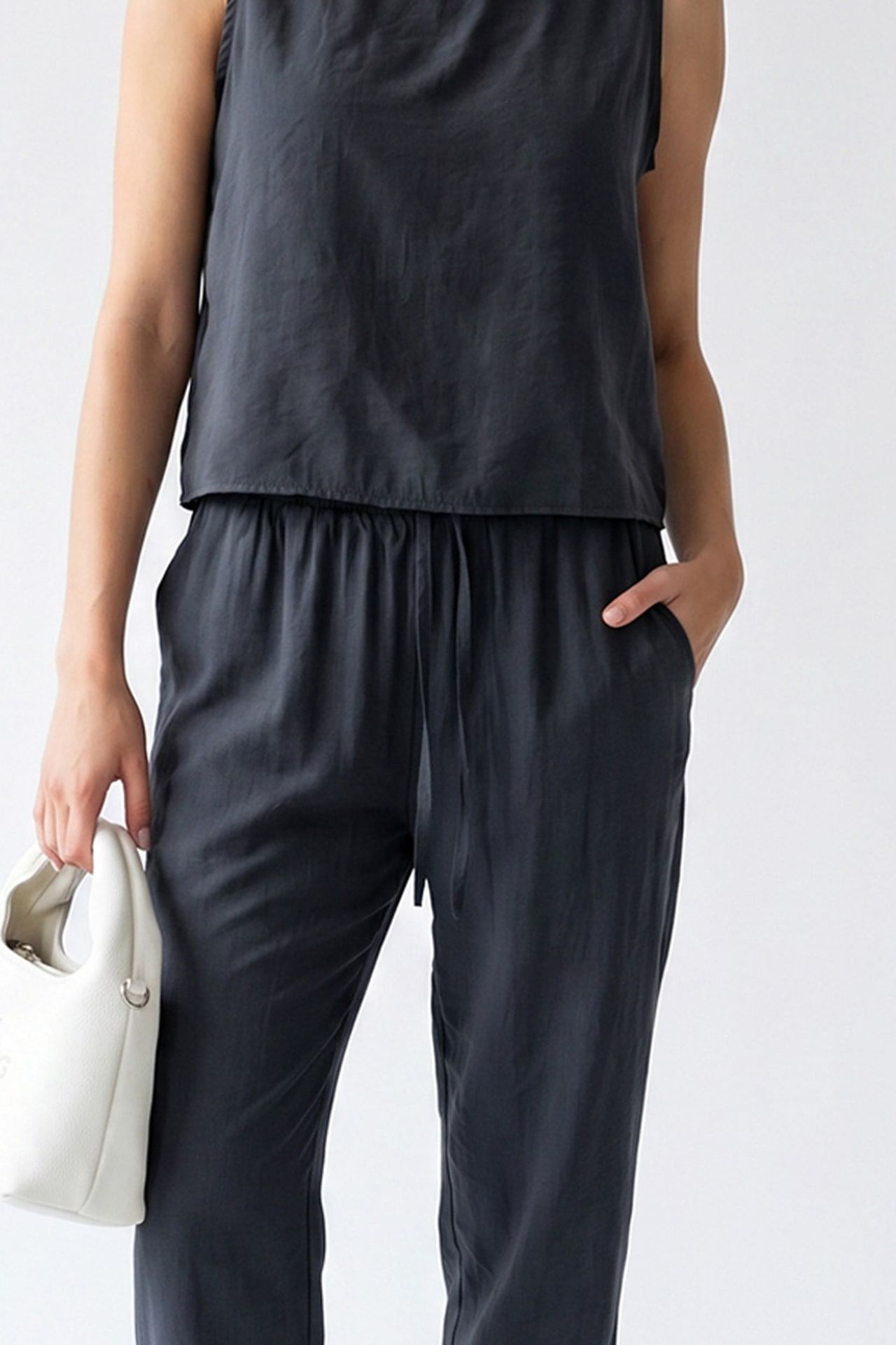 MIXRAY Sleeveless Crepe Jumpsuit