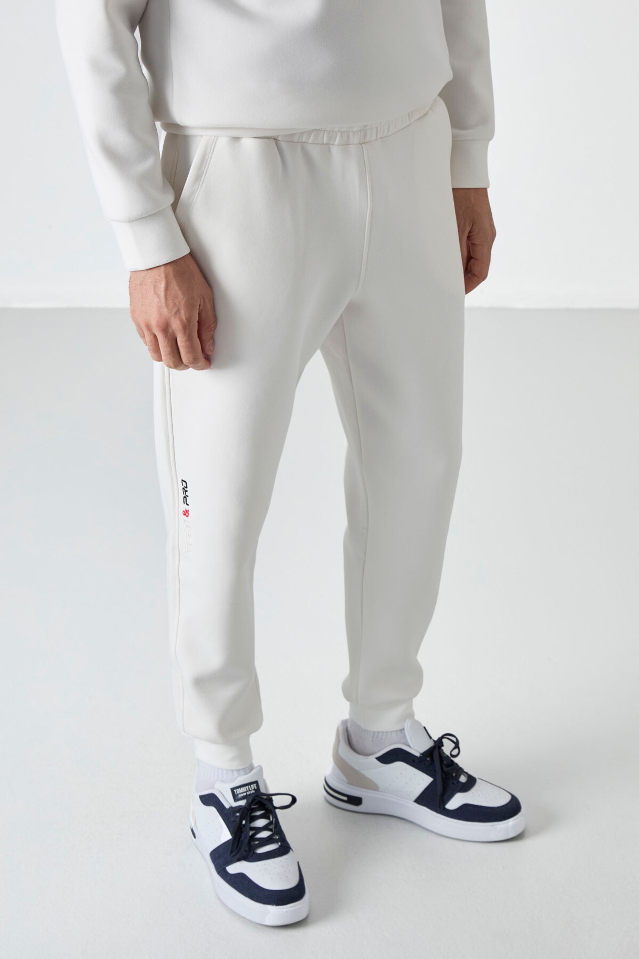 TOMMY Men's Slim Jogger Sweatpants 1