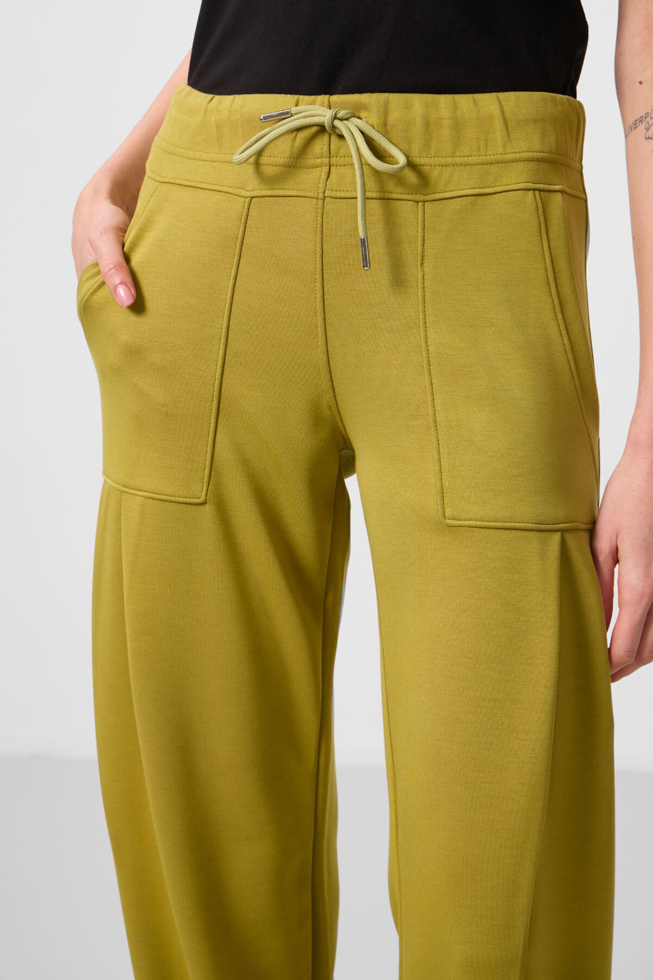 TOMMY Mid Waist Crepe Relaxed Pants with Pocket 3