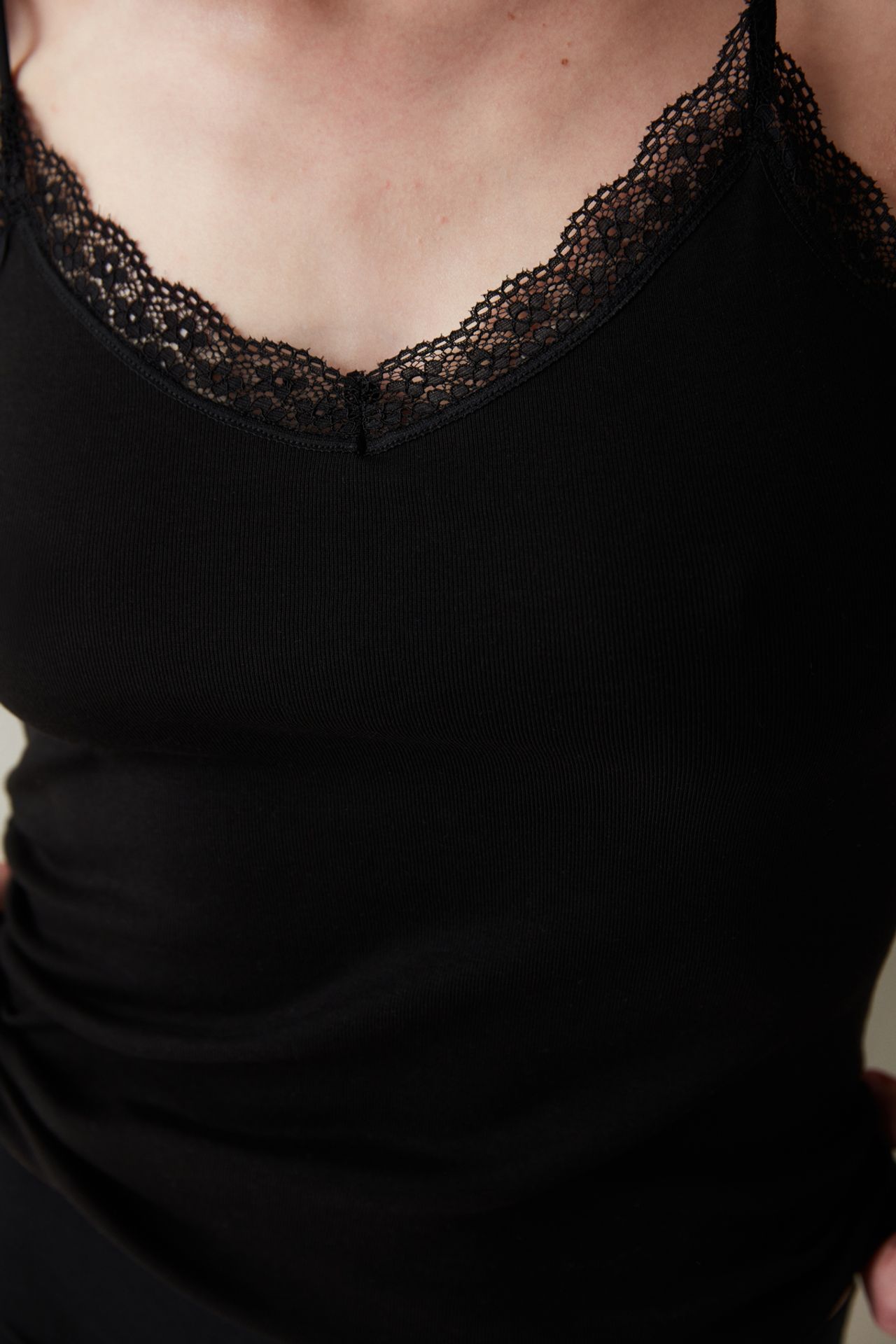 PENTI Thin Strap Lace Detail Tank Top 5
