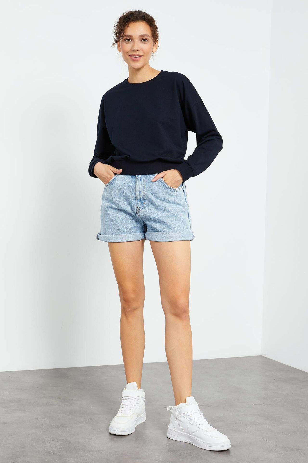 TOMMY Women's Relaxed Crew Neck Sweatshirt 6