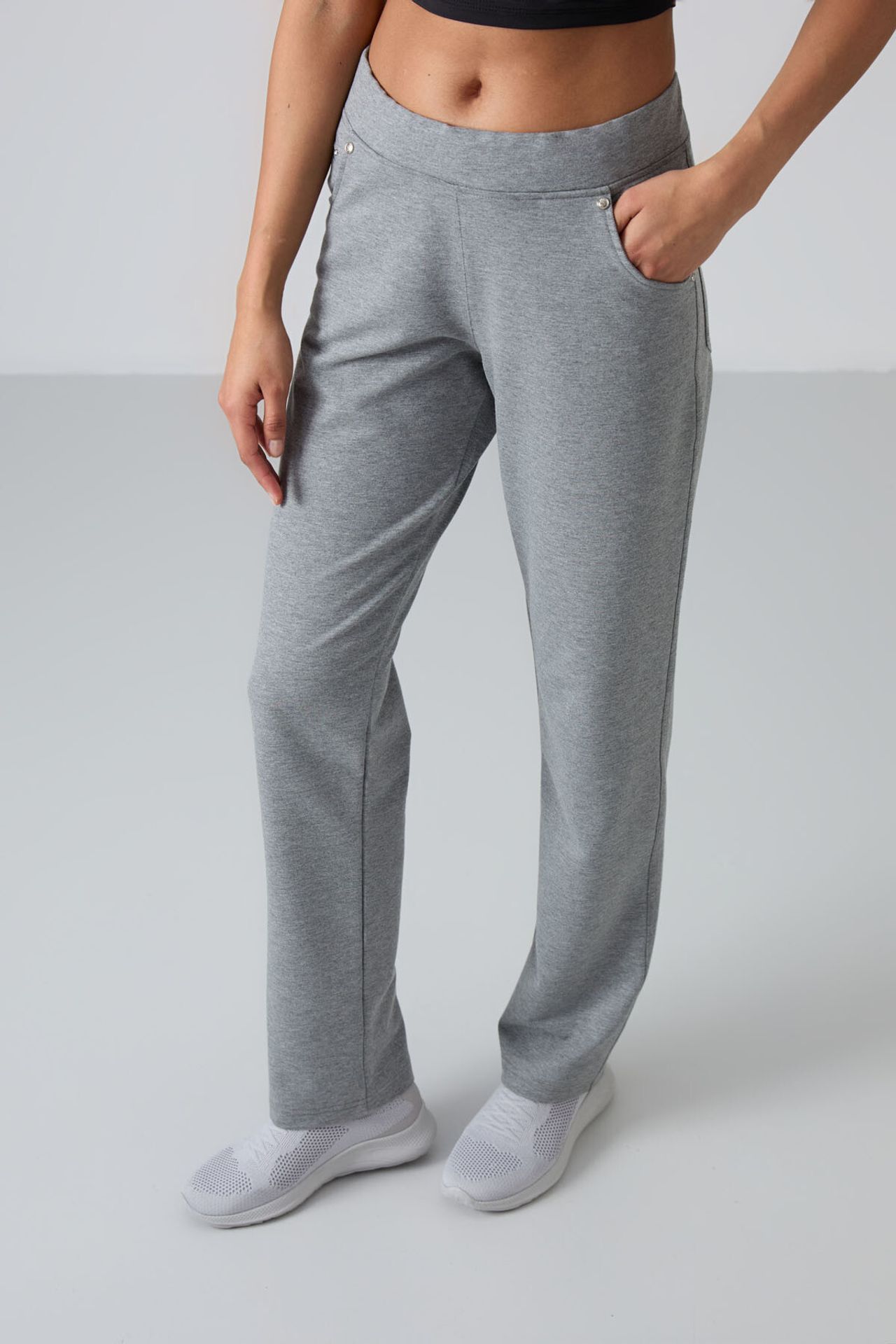 TOMMY Women’s Relaxed Straight-Leg Sweatpants 2