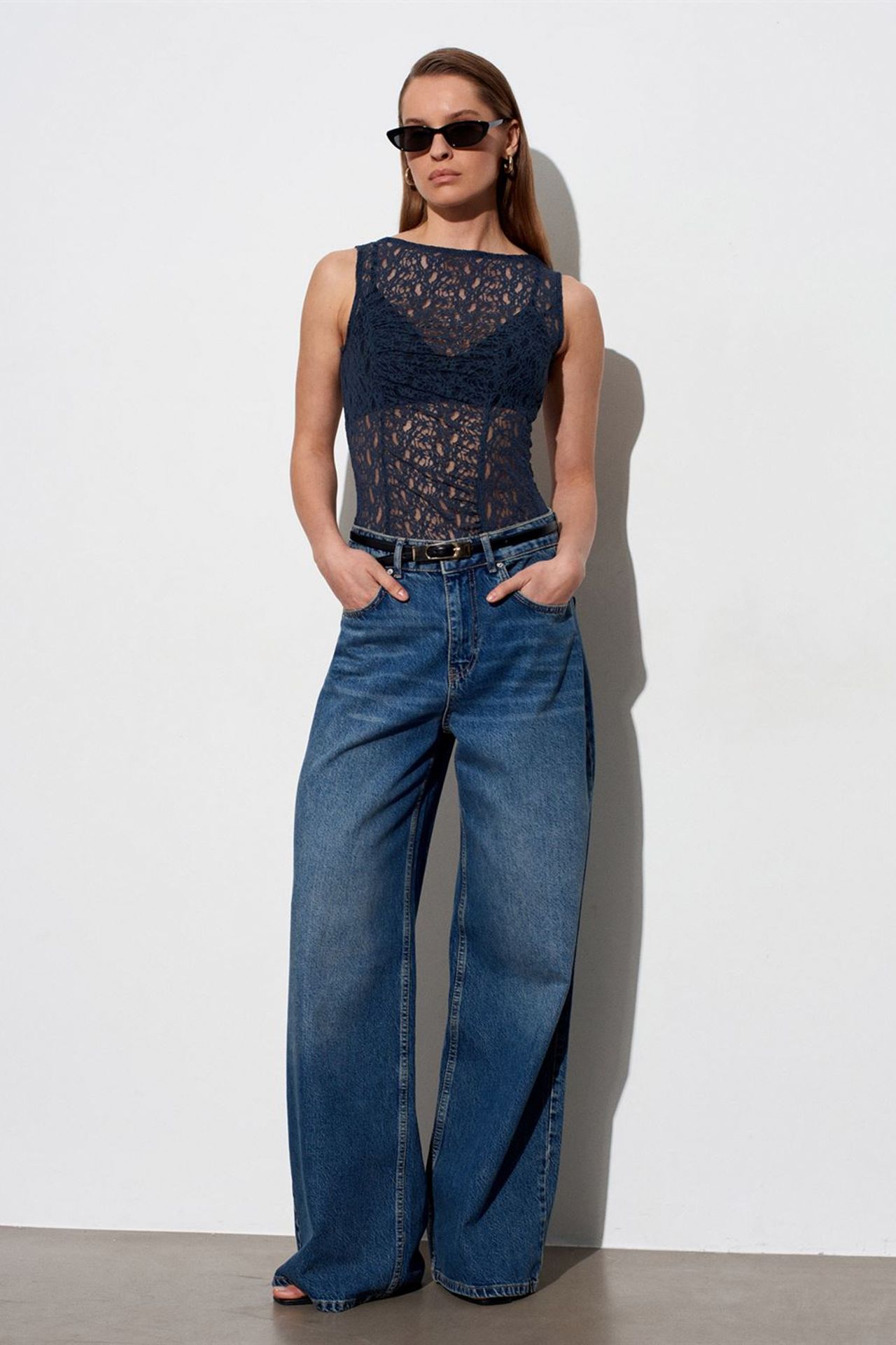 DILVIN Fitted Lace Sleeveless Blouse 4