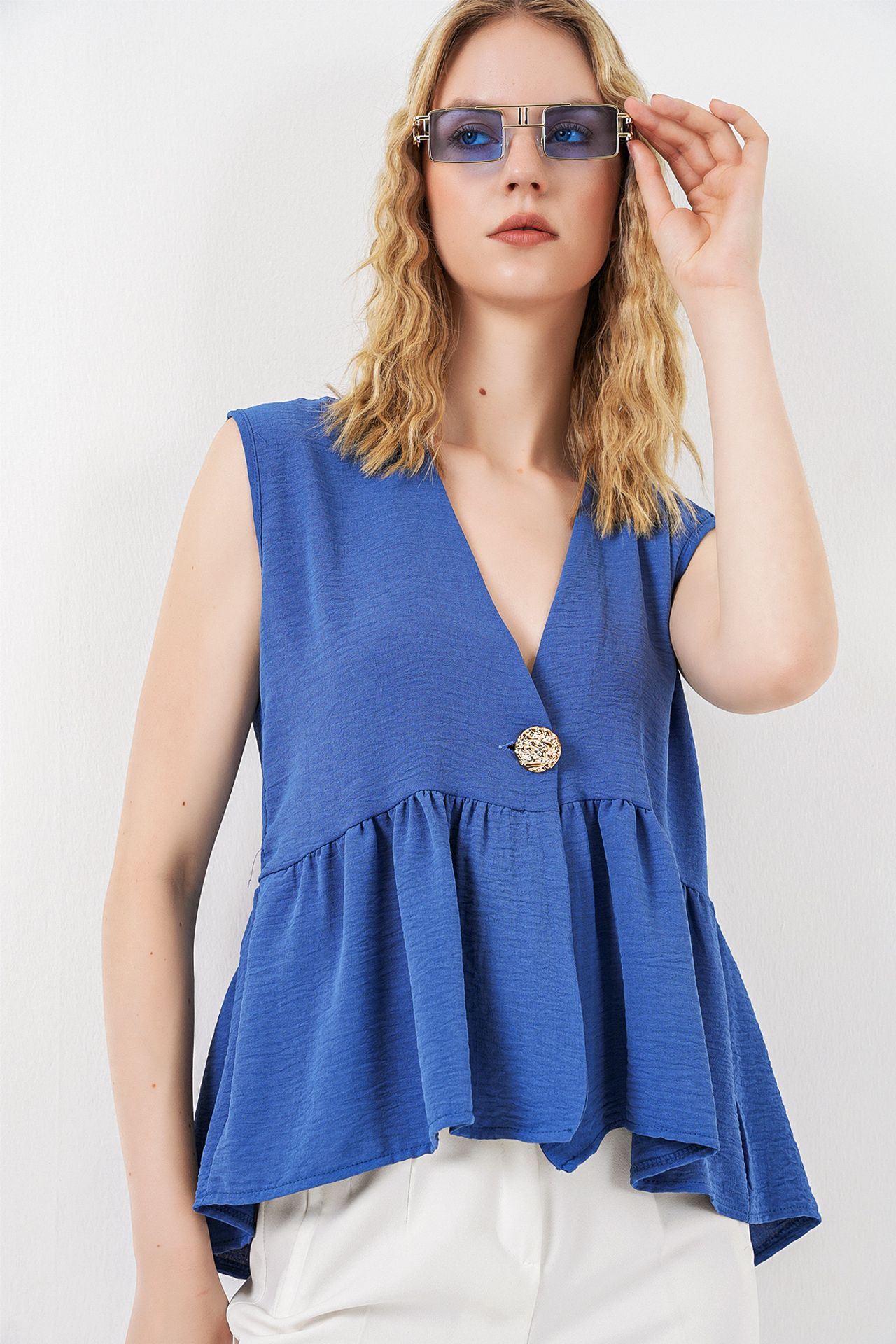 BDART V-Neck Buttoned Sleeveless Blouse 4