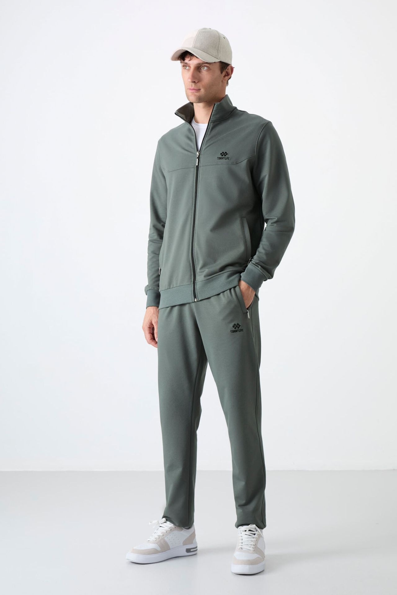 TOMMY Men's Relaxed Fit Zip-collar Sweatshirt And Pants Set 1