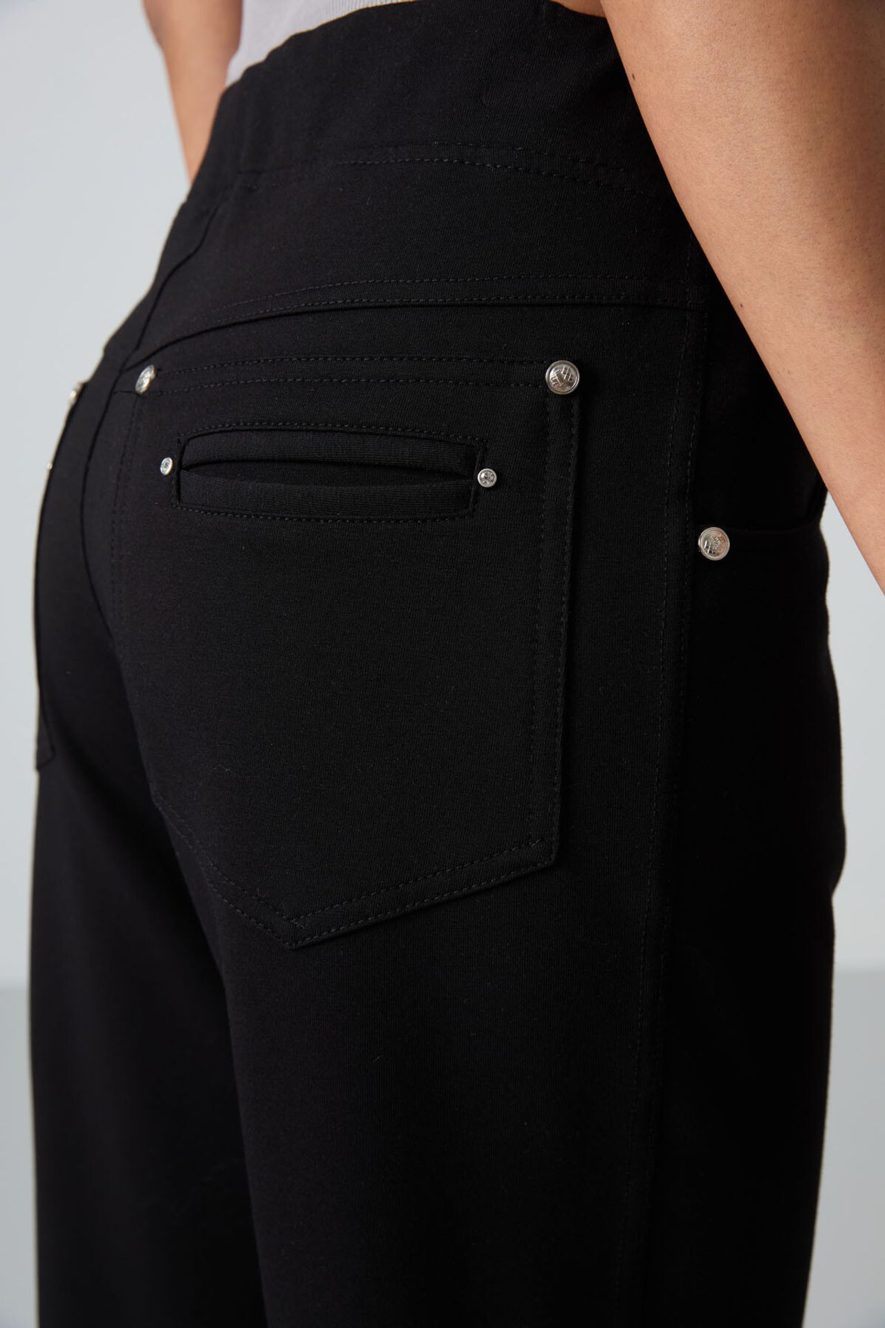 TOMMY Women’s Relaxed Straight-Leg Sweatpants 5