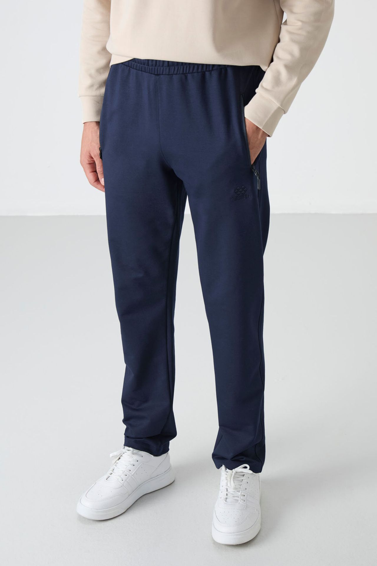 TOMMY Men's Regular Fit Straight-Leg Sweatpants 5