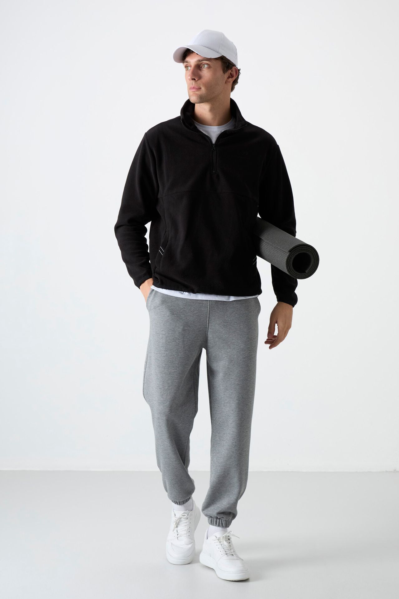 TOMMY Men's Slim Fit Half-zip Plush Sweatshirt 2