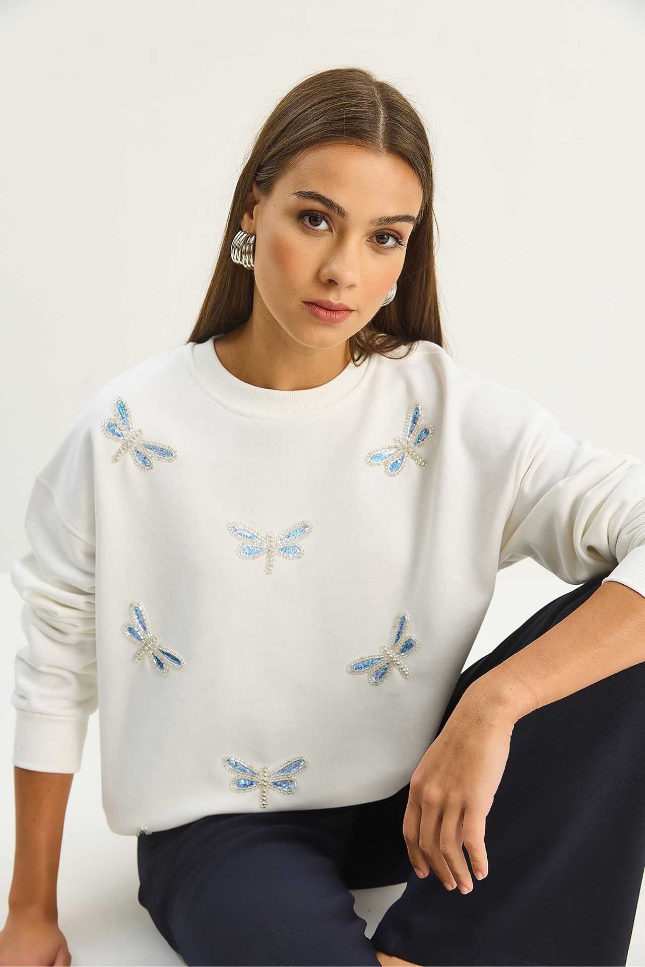 Dragonfly Embroidered Crew Neck Sweatshirt 2