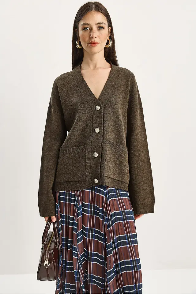 LUCCI Thick Ribbed V-neck Cardigan with Button Closure
