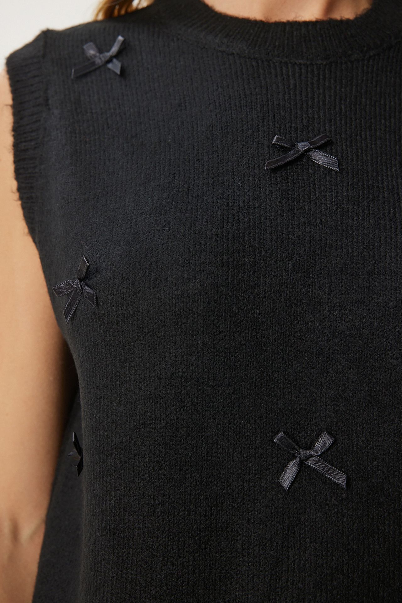 ISTANBUL Textured Knit Sweater Vest with Bow Detail 3