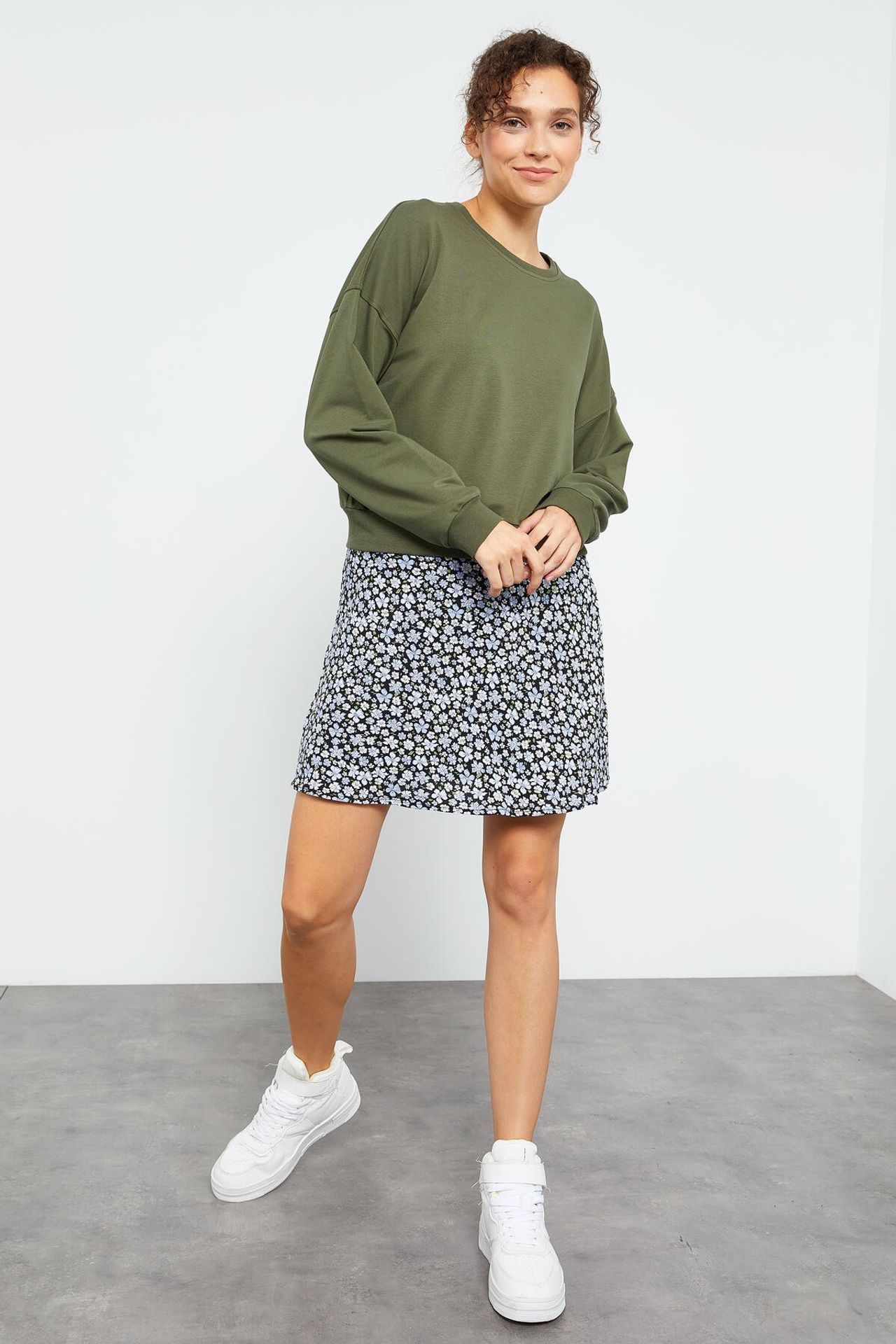 TOMMY Women's Relaxed Crew Neck Sweatshirt 5
