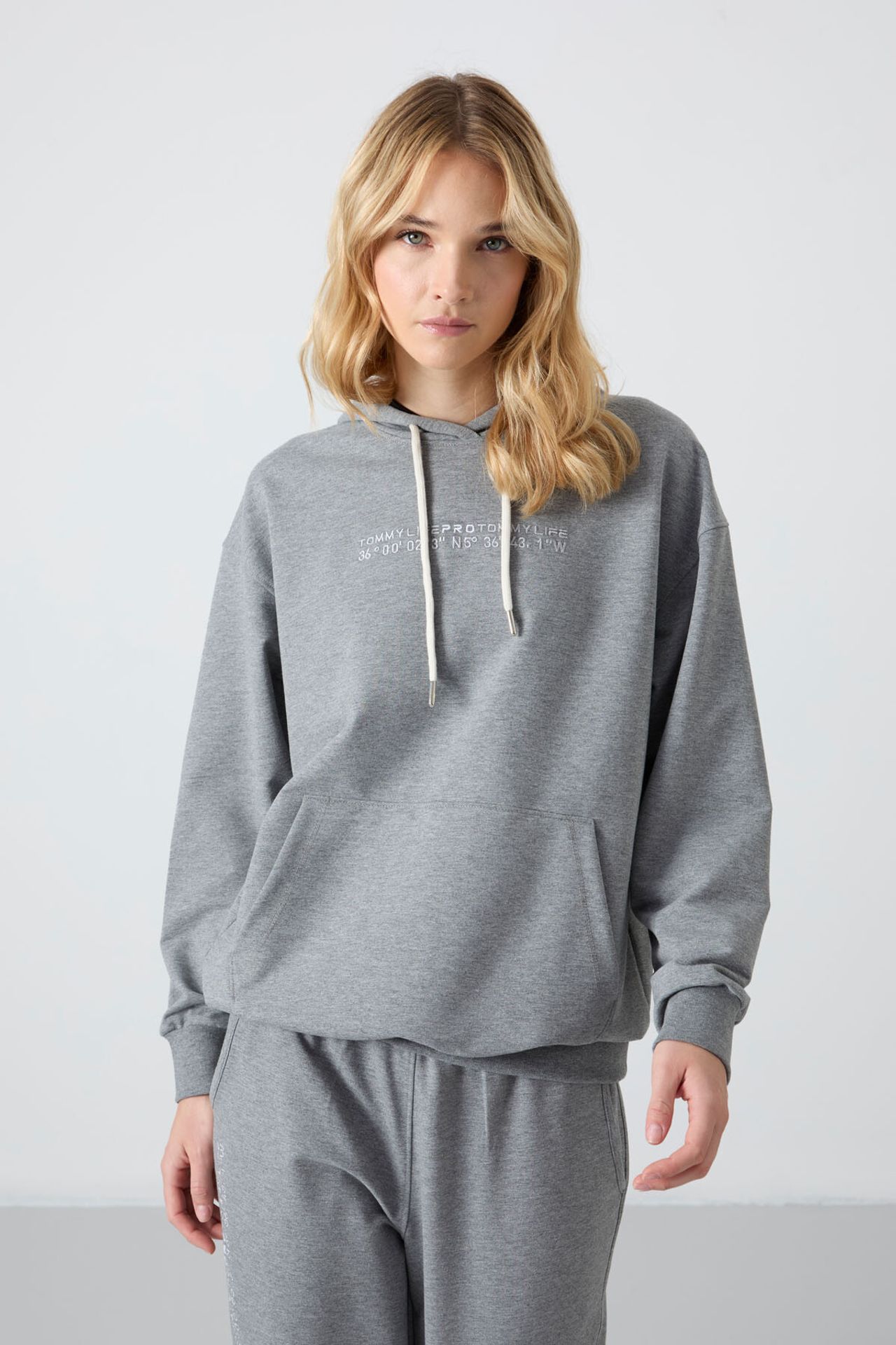 TOMMY Oversized Hooded Sweatshirt And Pants Set 2