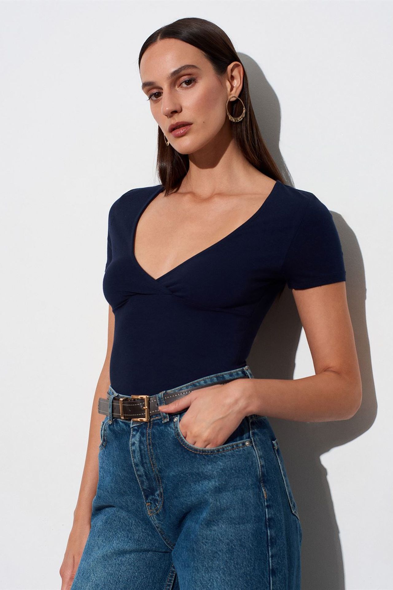 DILVIN Fitted V-Neck Short-Sleeve T-Shirt 4