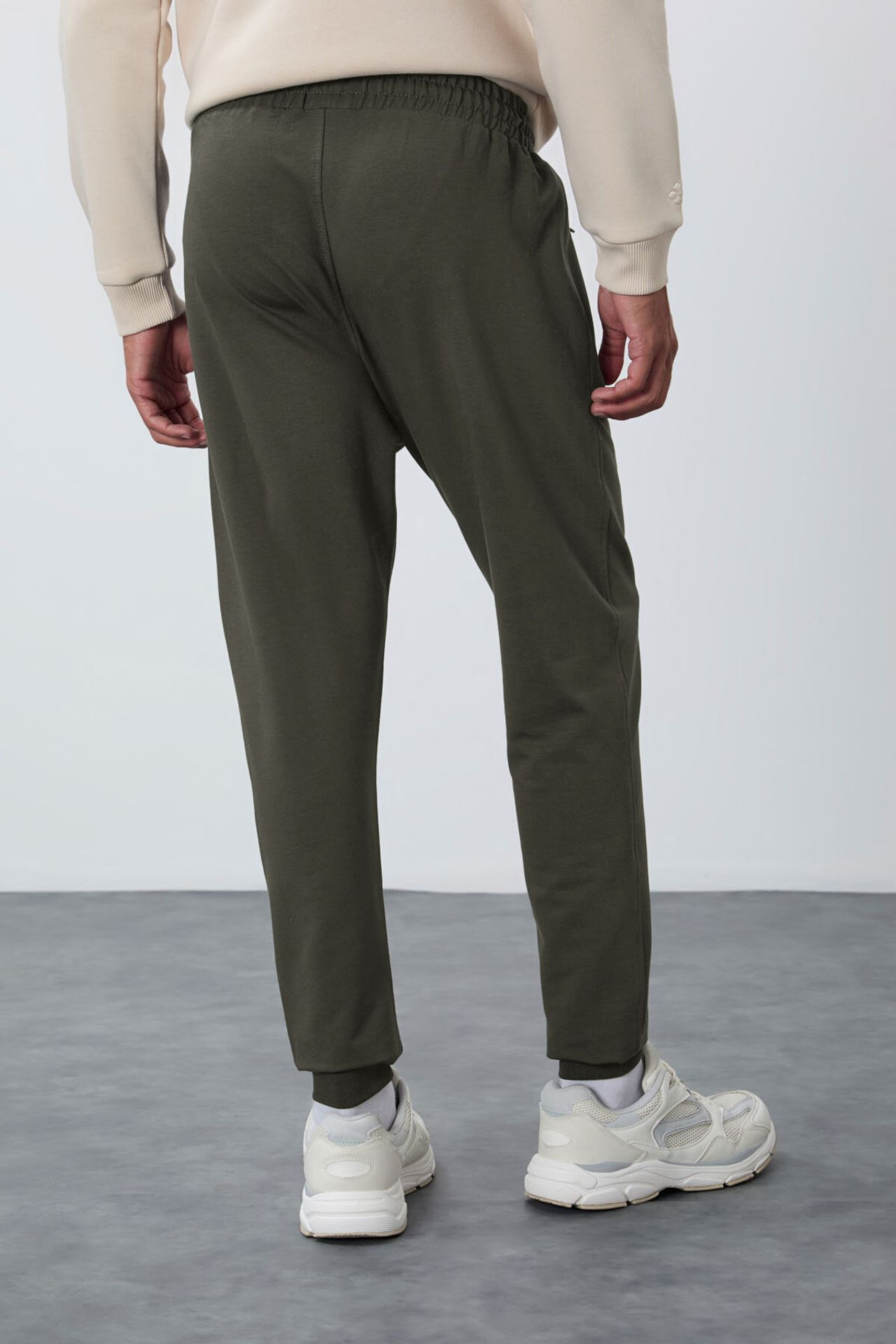 TOMMY Men's Jogger Sweatpants With Zip Pocket 5
