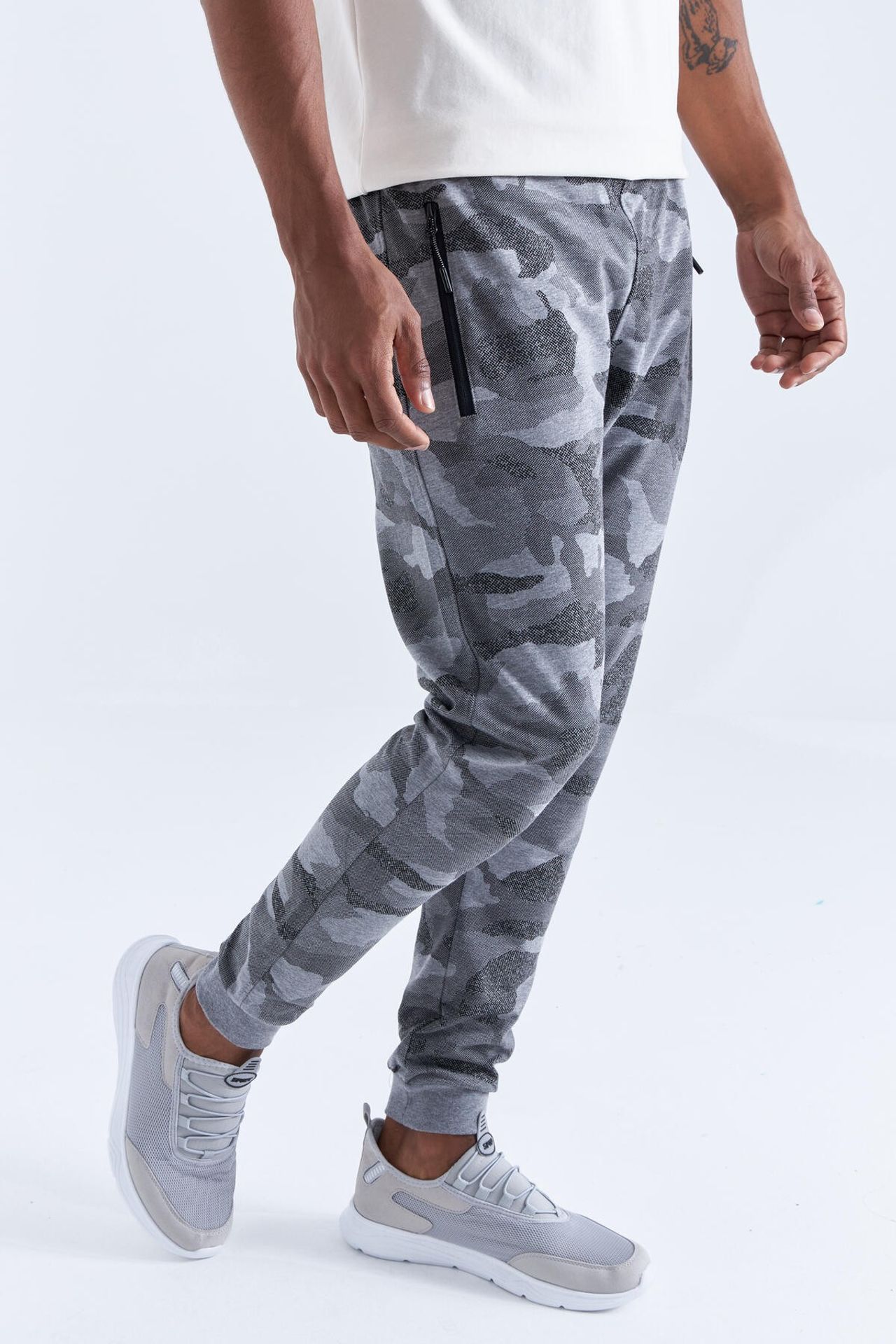 TOMMY Men's Camouflage Slim Fit Sweatpants 6