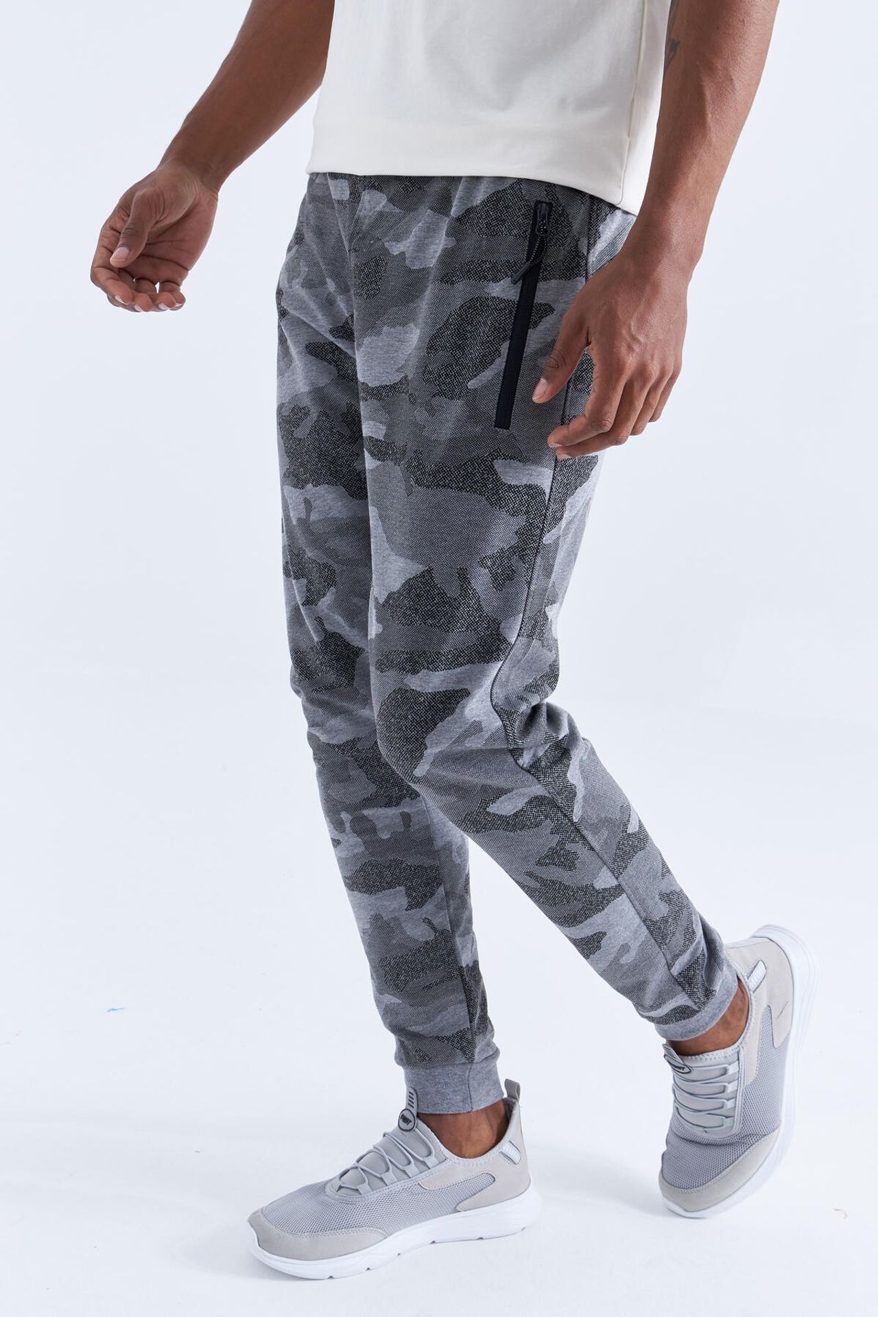 TOMMY Men's Camouflage Slim Fit Sweatpants 2