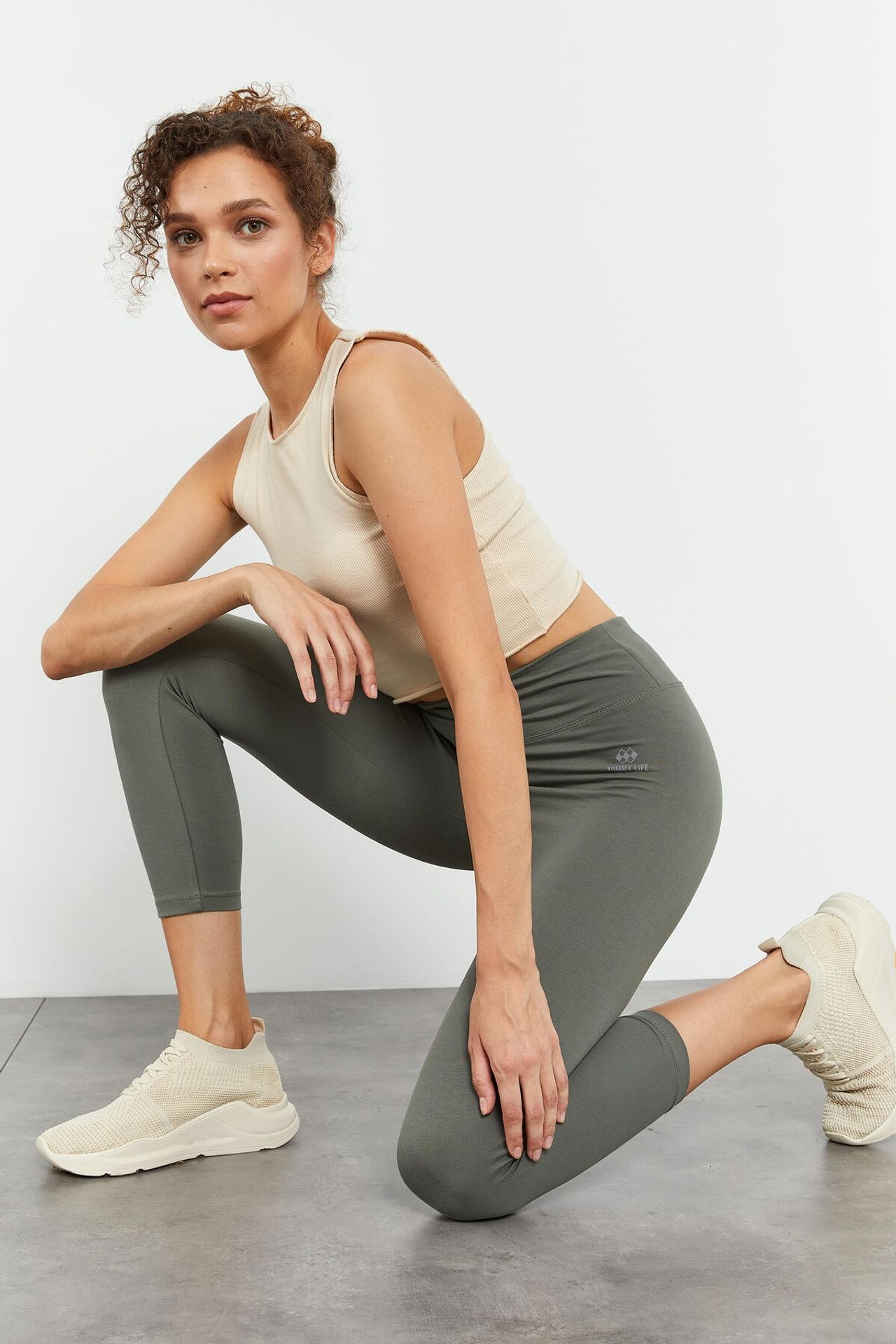 TOMMY High-Waist Capri Leggings 6