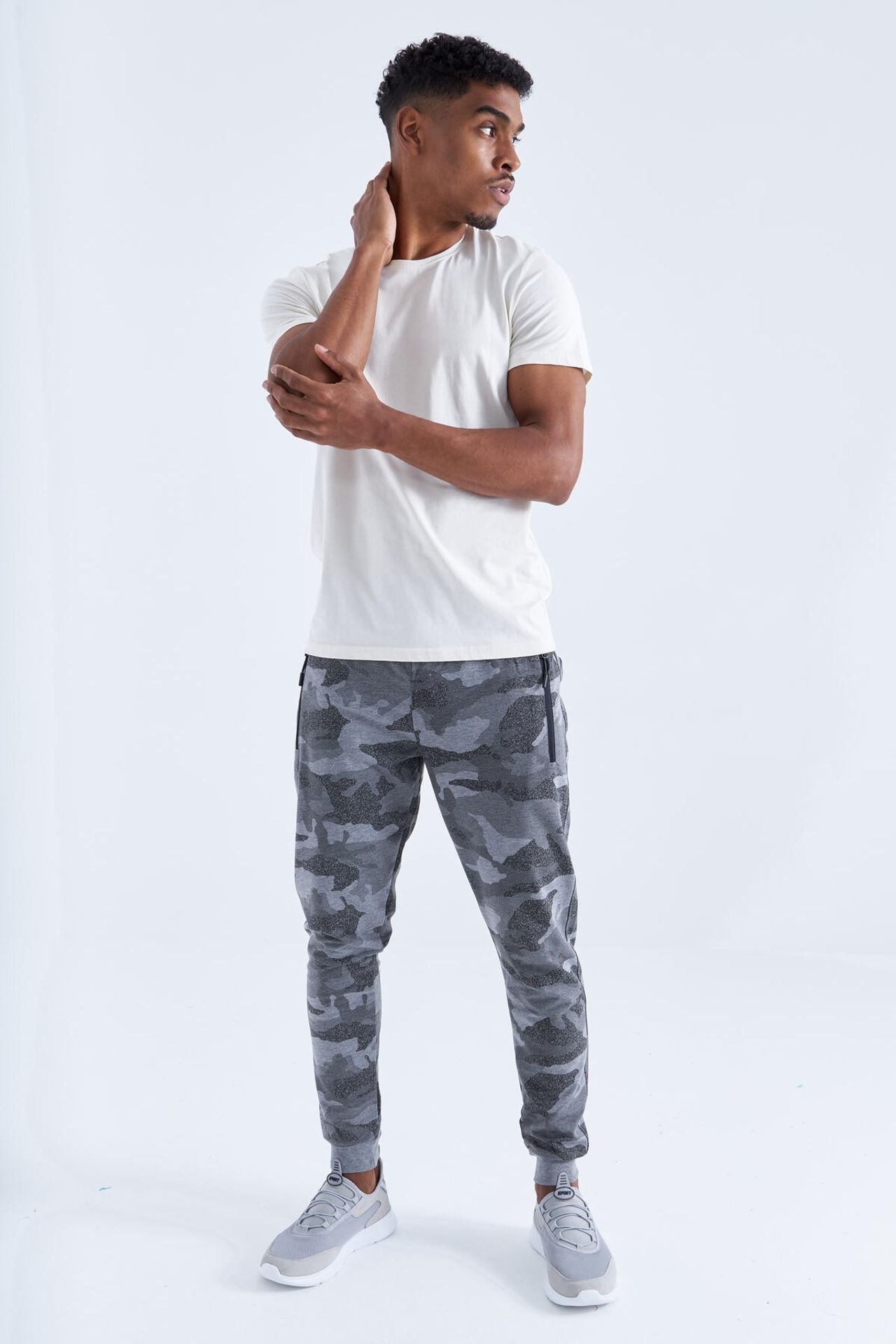TOMMY Men's Camouflage Slim Fit Sweatpants 3