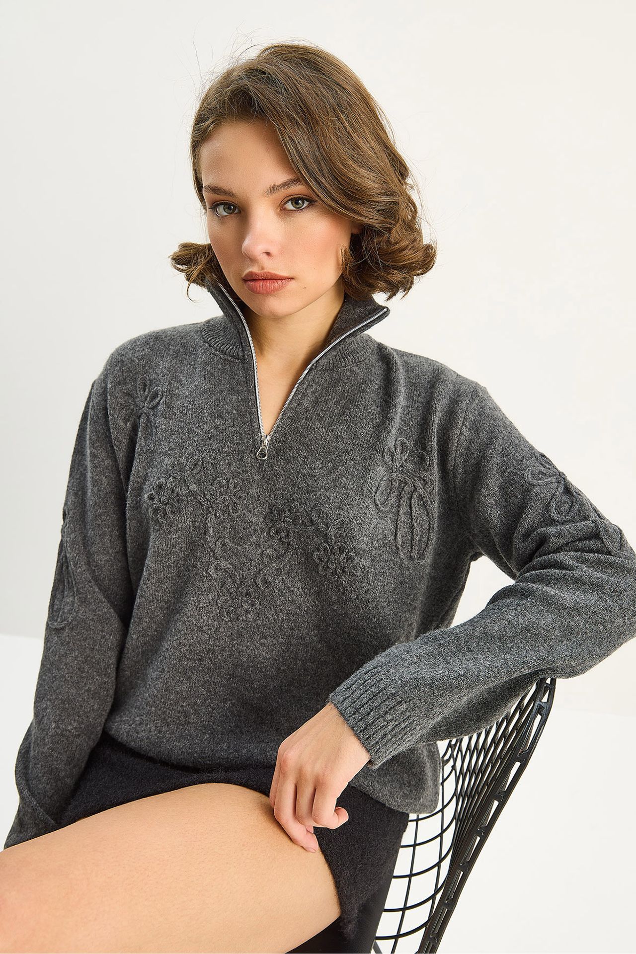 LUCCI Embroidery Detailed Zipped Collar Knit Sweater 2