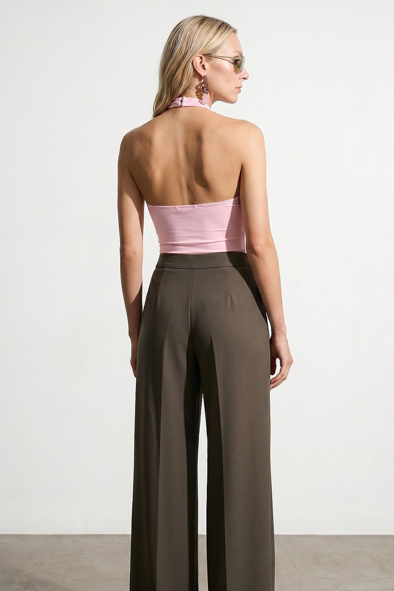 DILVIN Women’s Halter Crop Top With Cut-out Detail 3