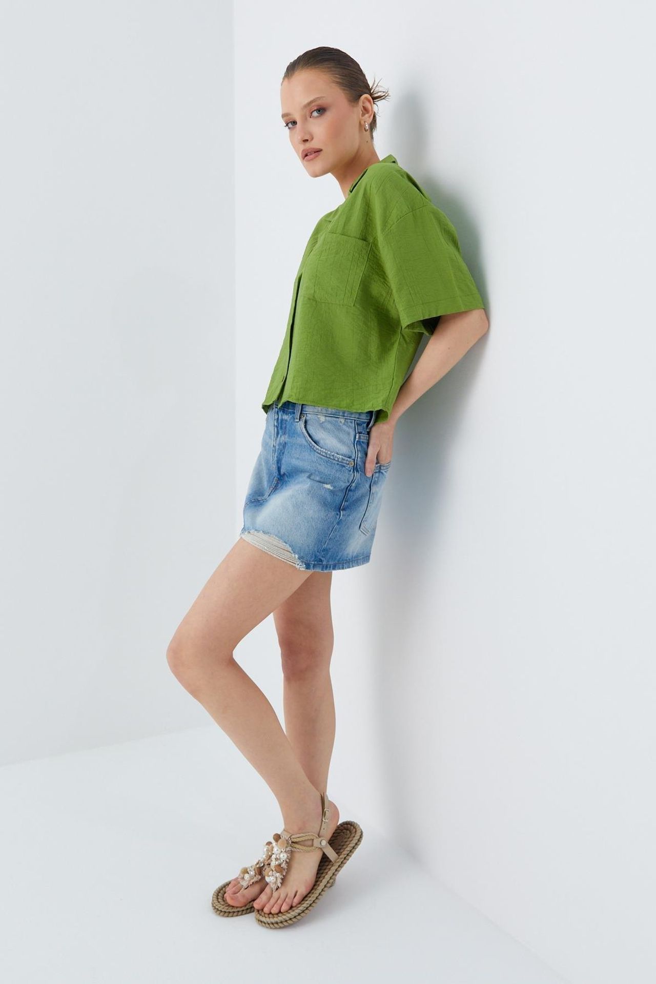 Mixray Loose Fit Button-Up Crop Shirt with Pocket 2