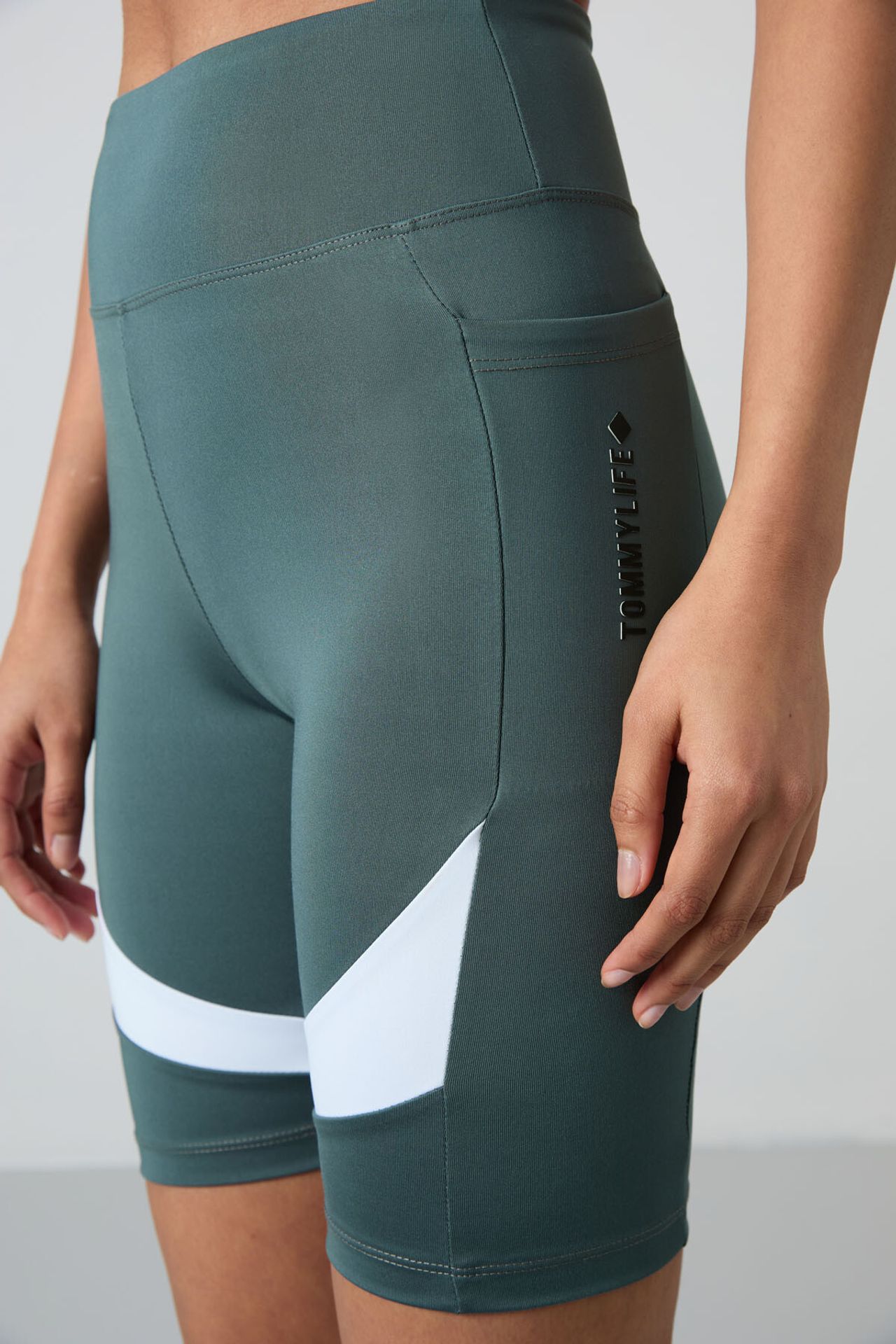 TOMMY High-Waist Short Sports Leggings
