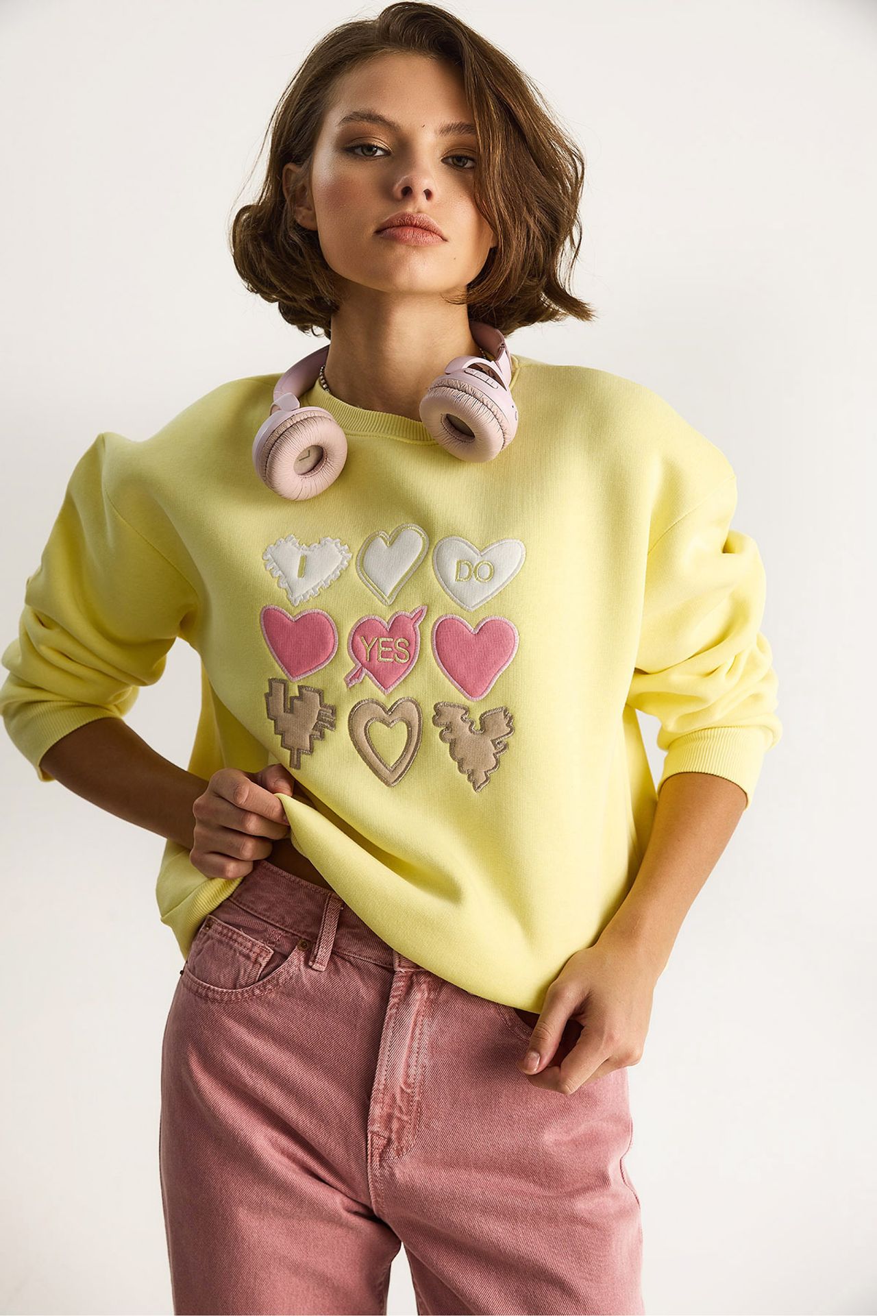 Heart Patch Appliqué Relaxed Fit Crew Neck Sweatshirt 3