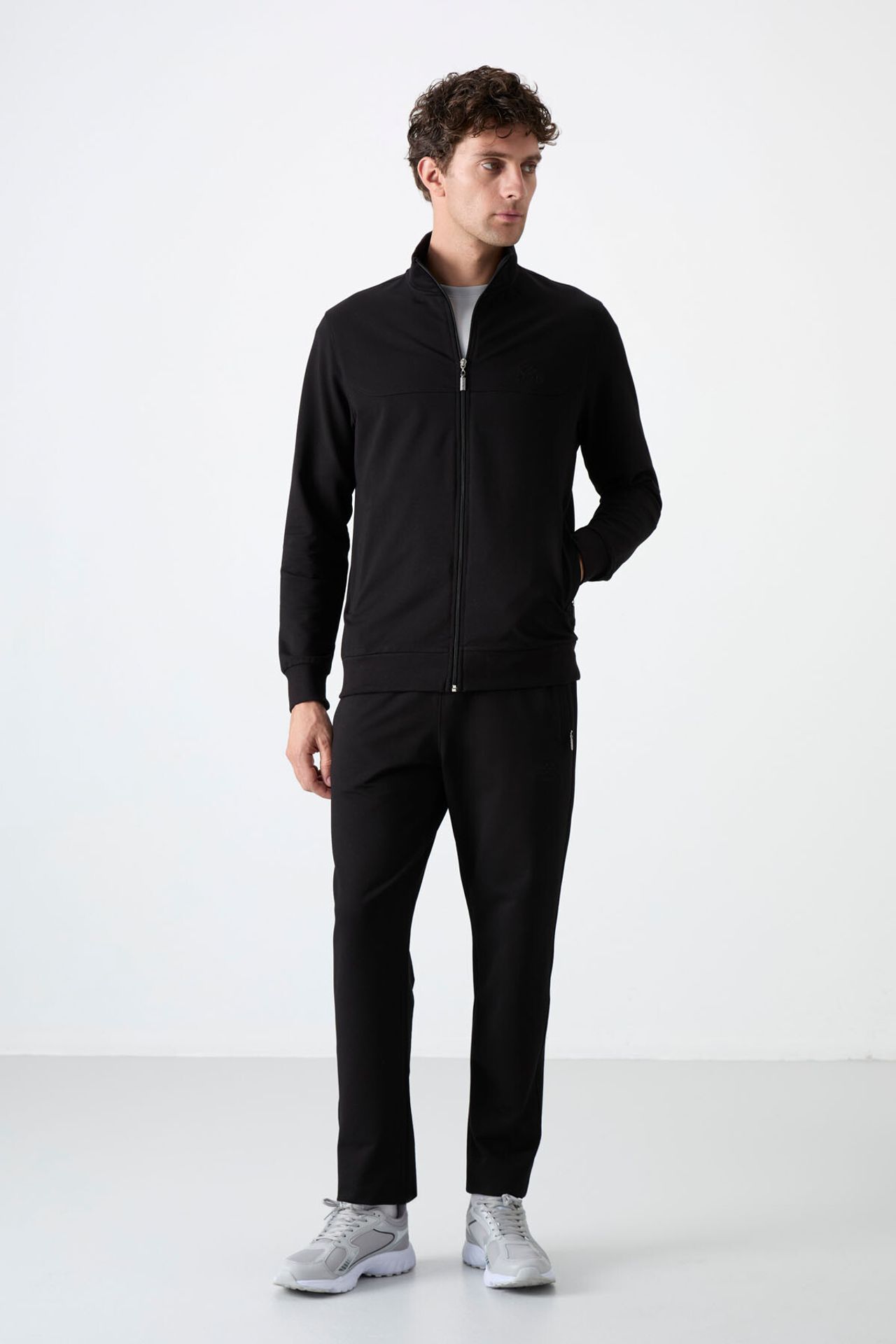 TOMMY Men's Relaxed Fit Zip-collar Sweatshirt And Pants Set 2