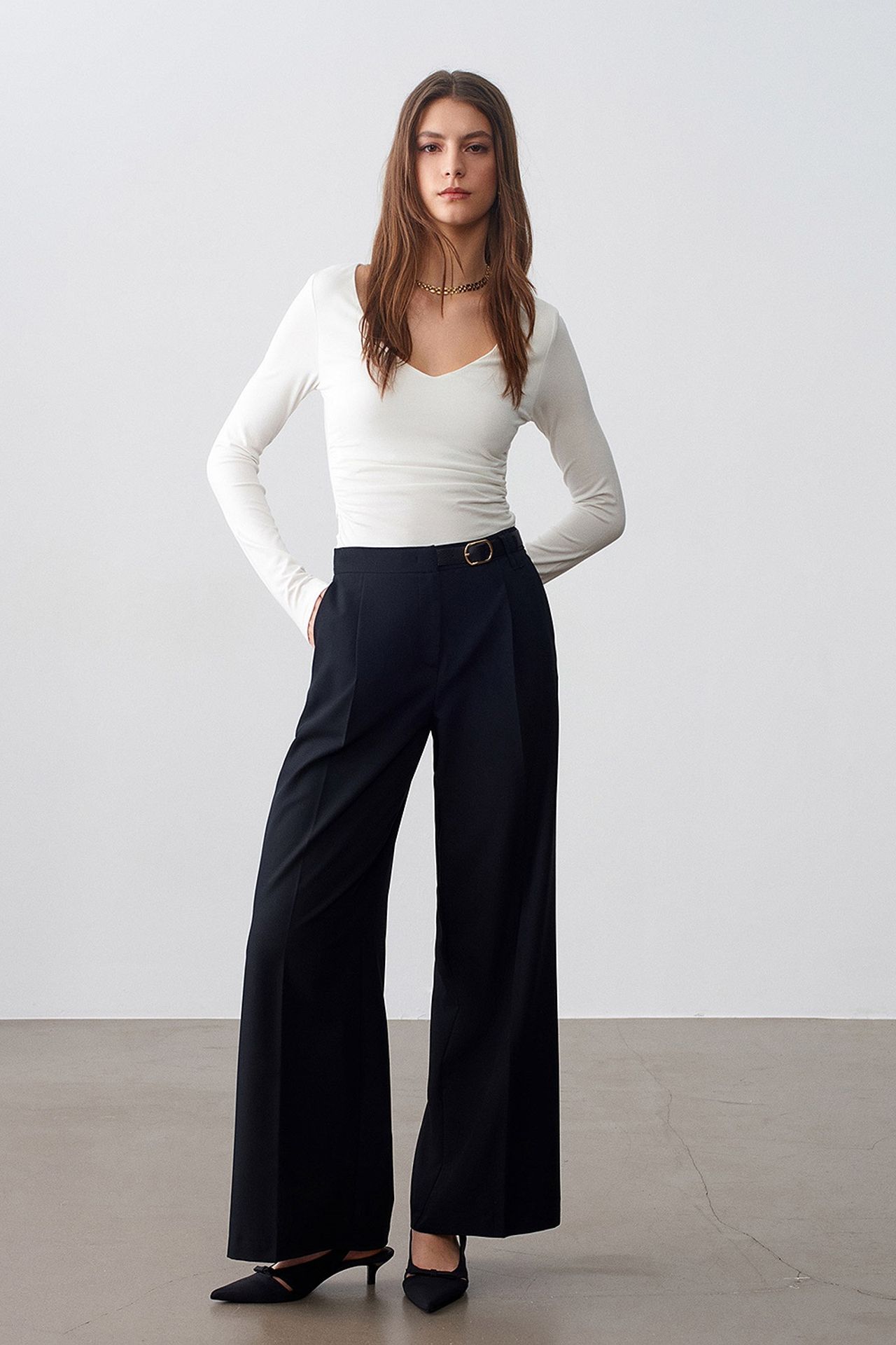 DILVIN Slim Fit V-Neck Knit Blouse 4
