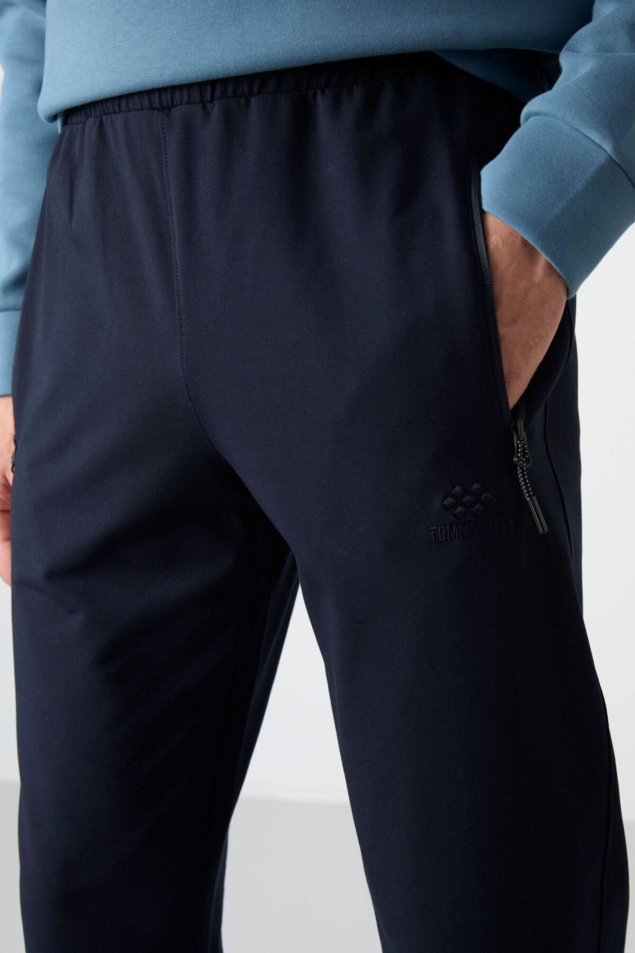 TOMMY Men's Regular Fit Straight-Leg Sweatpants 3