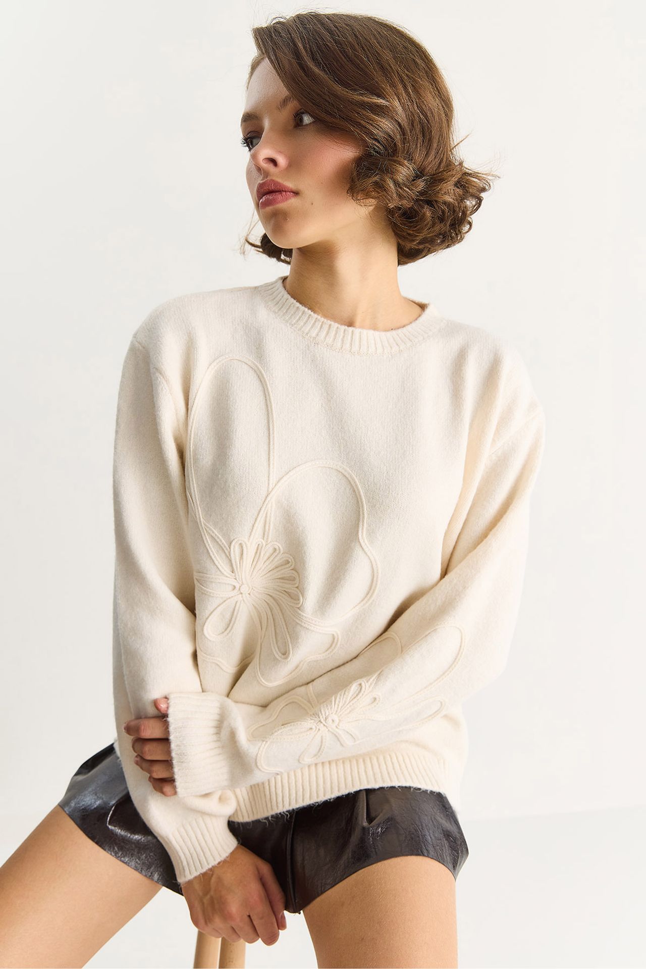 LUCCI Crew Neck Embroidered Knit Sweater 3