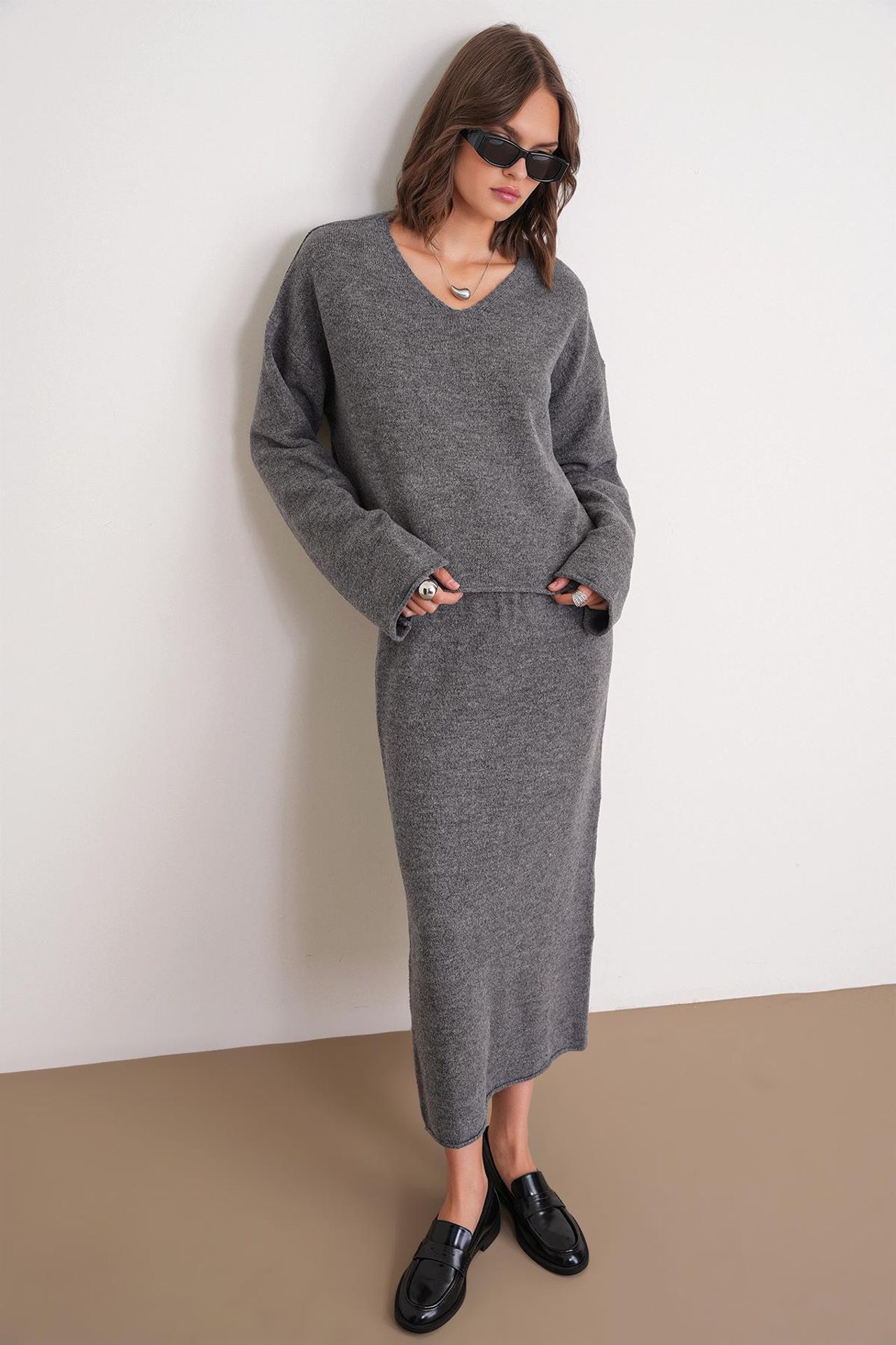 Mixray V-neck Knitwear Sweater & Skirt Co-ord Set 4
