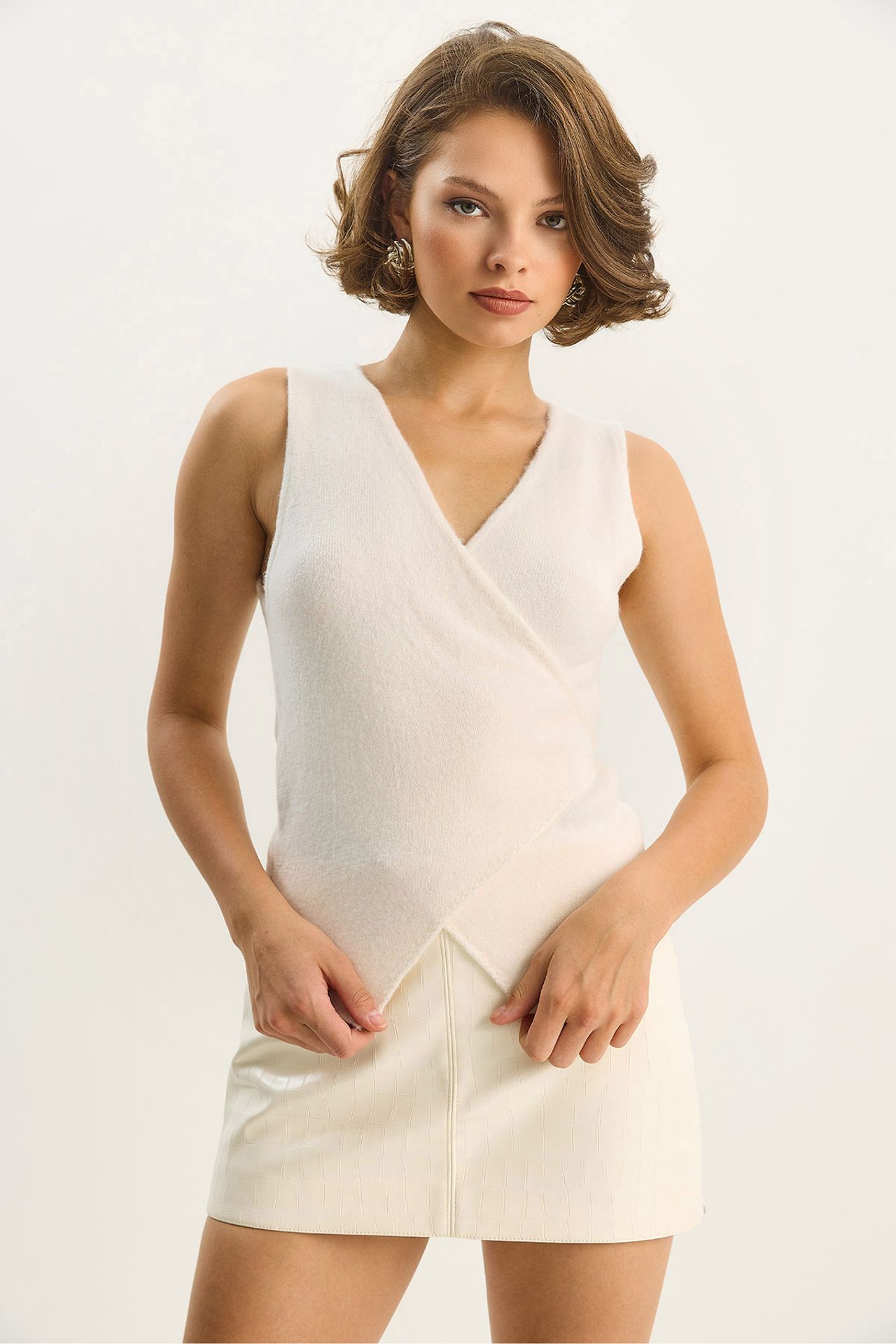 LUCCI Slim Fit V-Neck Tie Closure Waistcoat 3