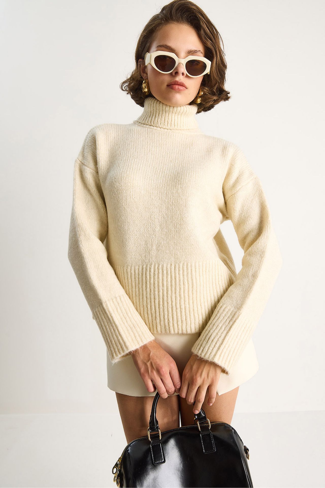 LUCCI Oversized Knit Turtleneck Sweater 2