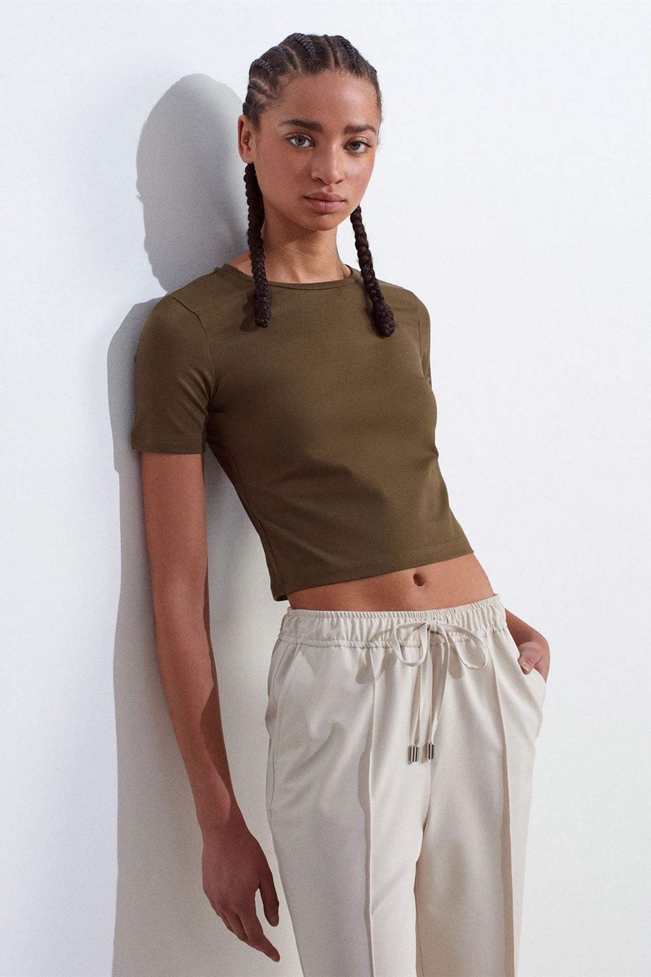 DILVIN Women's Crop Slim-Fit Crew Neck T-Shirt 1