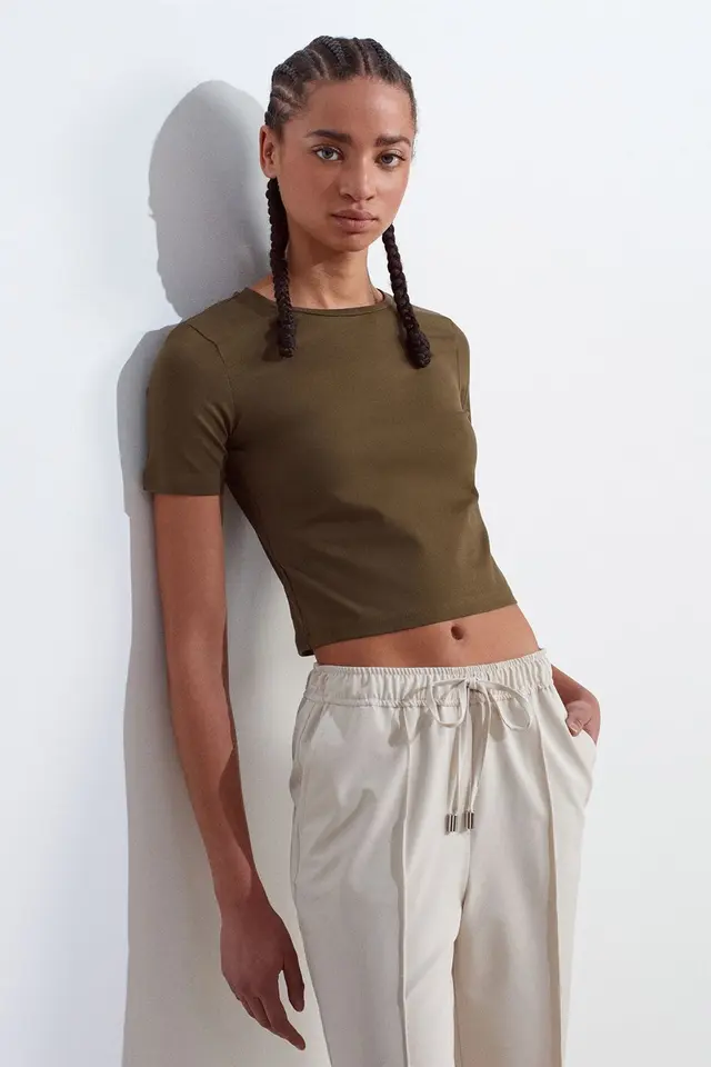 DILVIN Women's Crop Slim-Fit Crew Neck T-Shirt