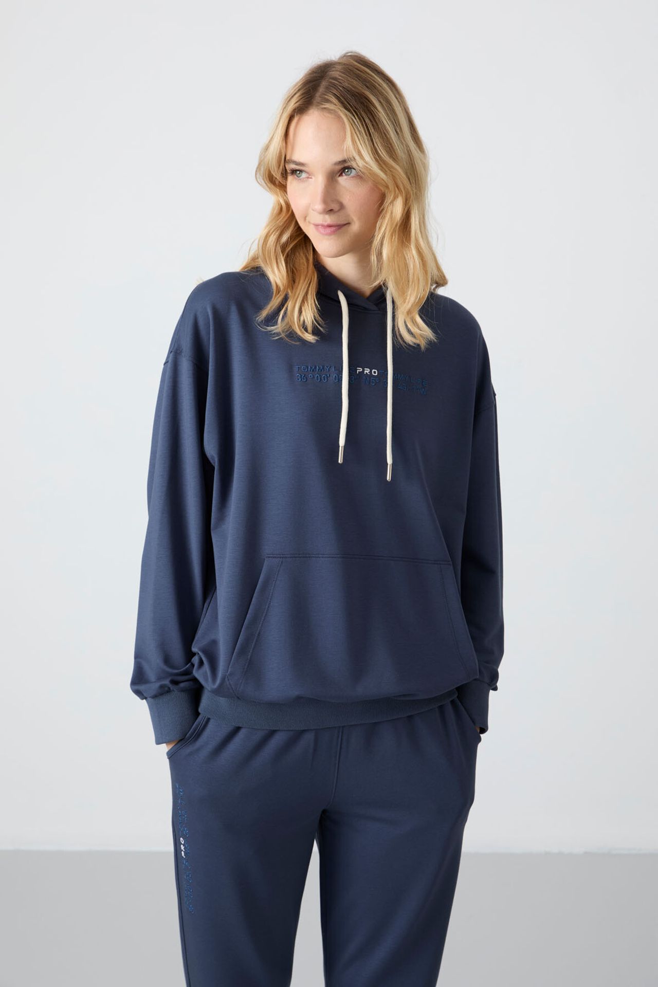 TOMMY Oversized Hooded Sweatshirt And Pants Set 2