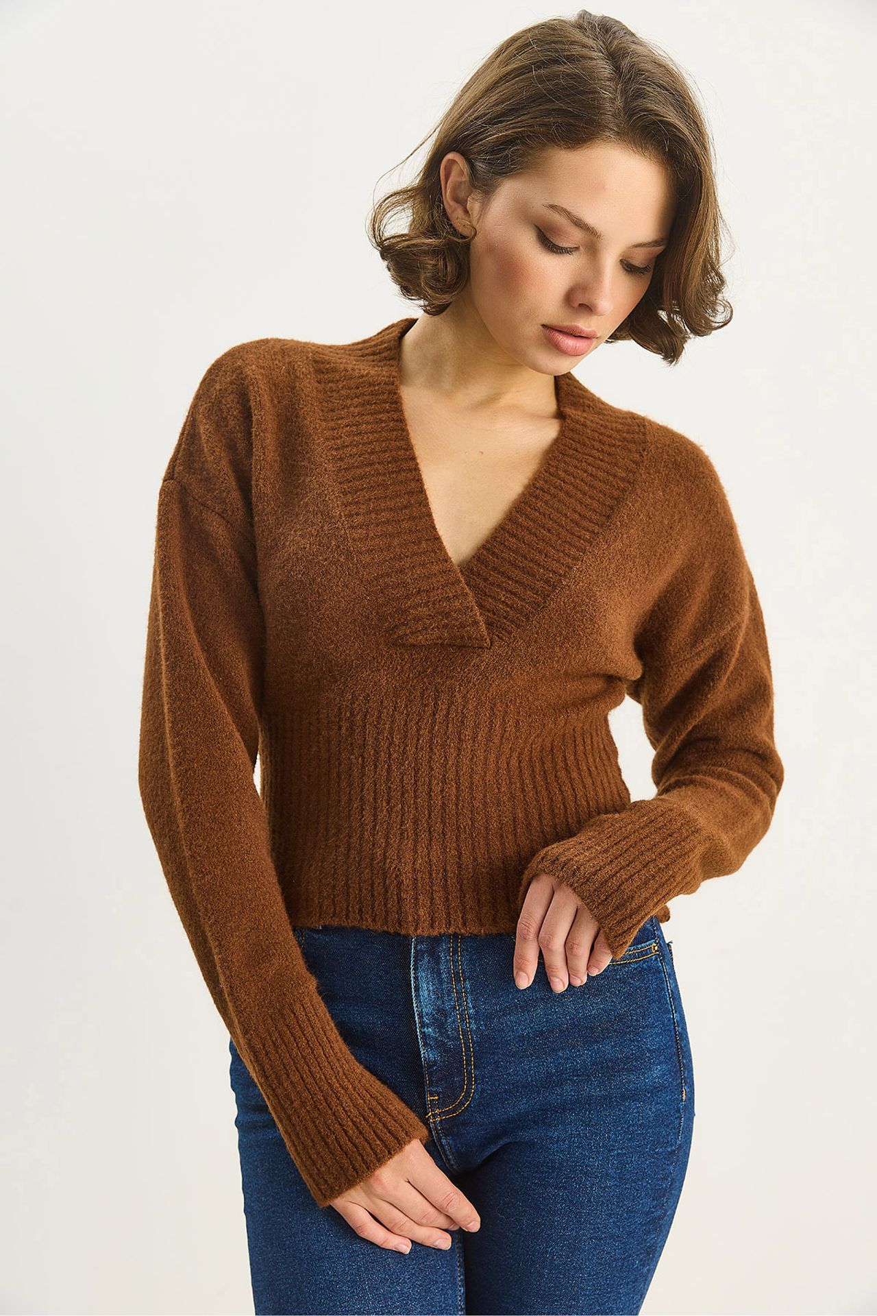LUCCI Ribbed V-Neck Slim Fit Crop Sweater 2