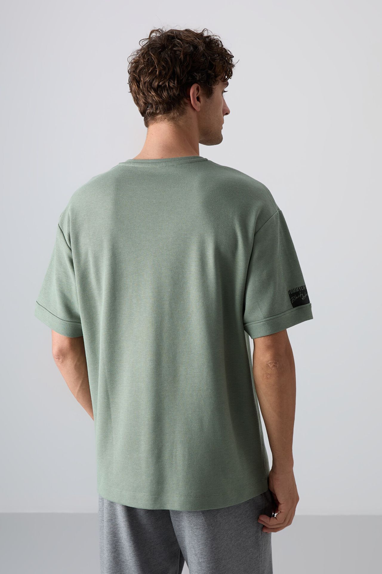 TOMMY Men's Oversized Crew Neck T-Shirt With Patch 6
