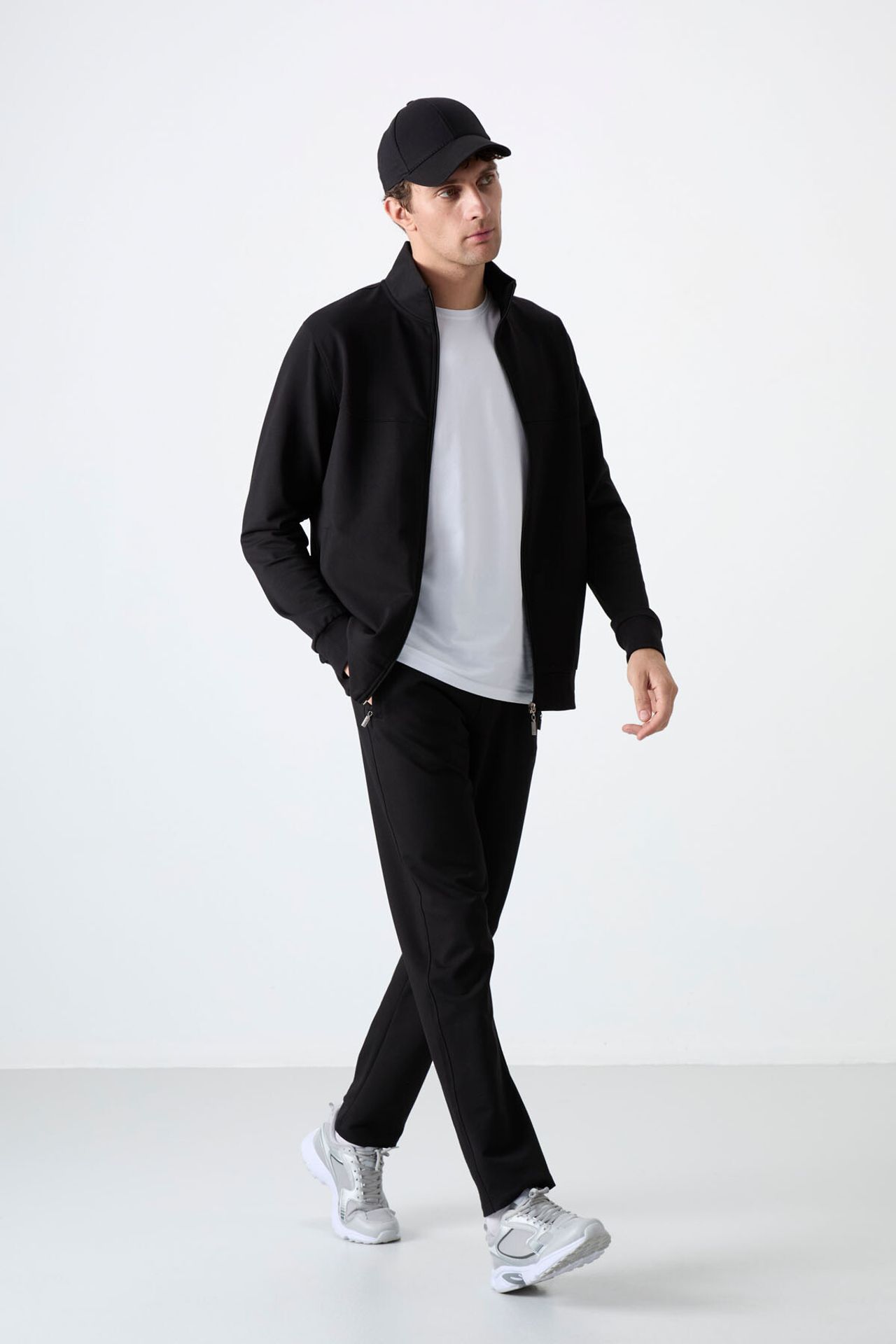 TOMMY Men's Relaxed Fit Zip-collar Sweatshirt And Pants Set 1