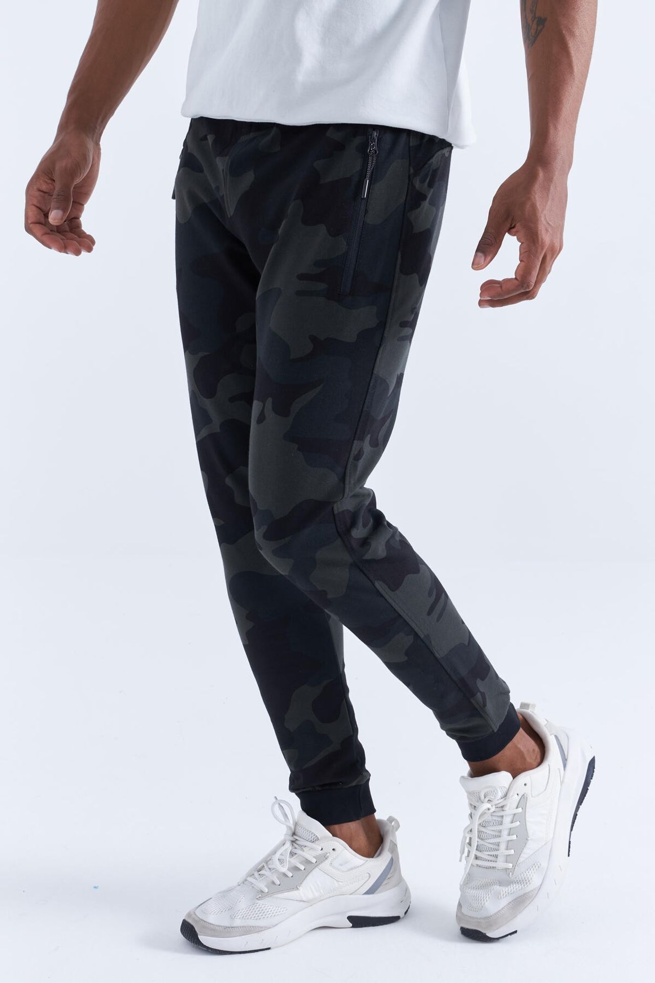 TOMMY Men's Camouflage Slim Fit Sweatpants 1