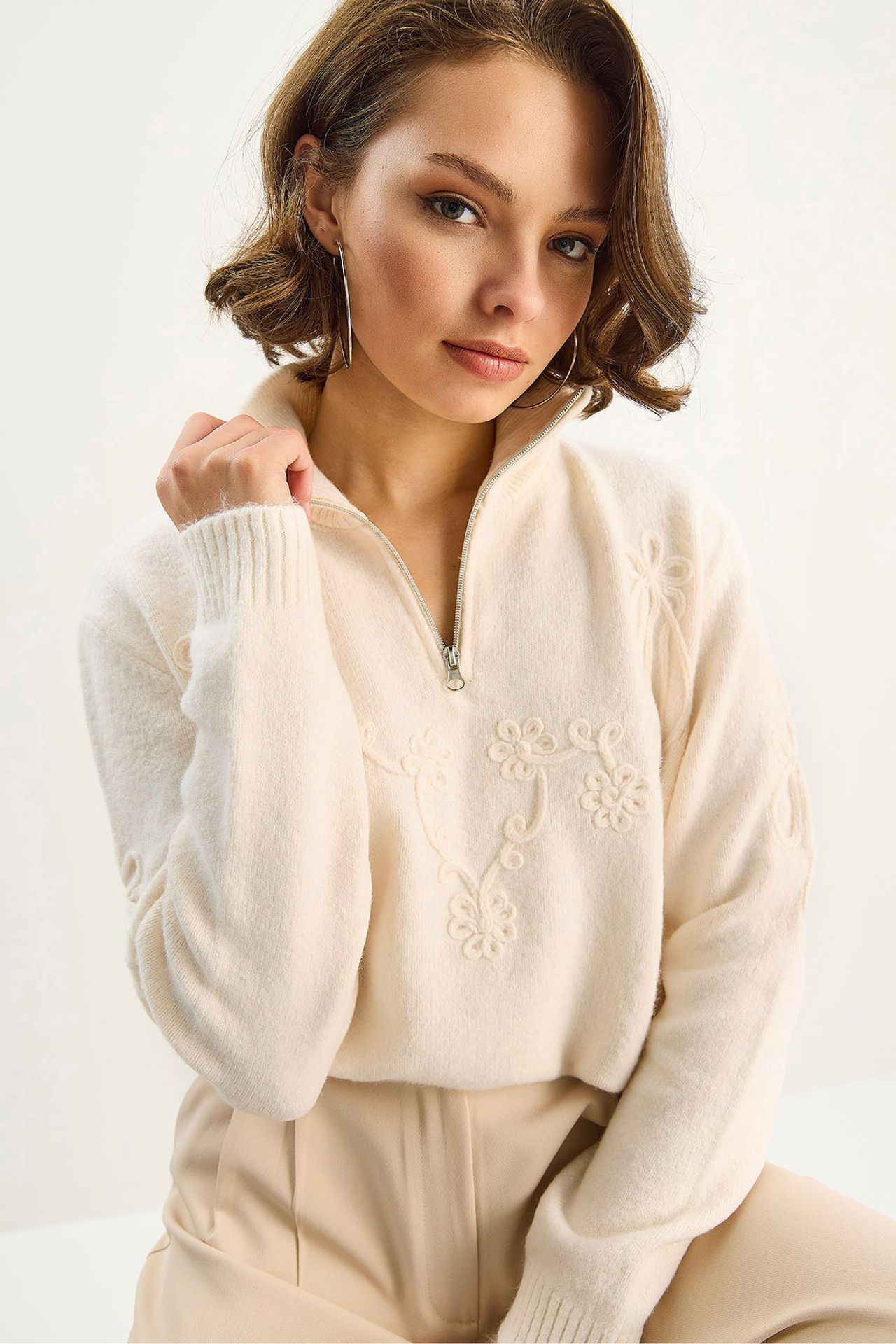 LUCCI Embroidery Detailed Zipped Collar Knit Sweater 3